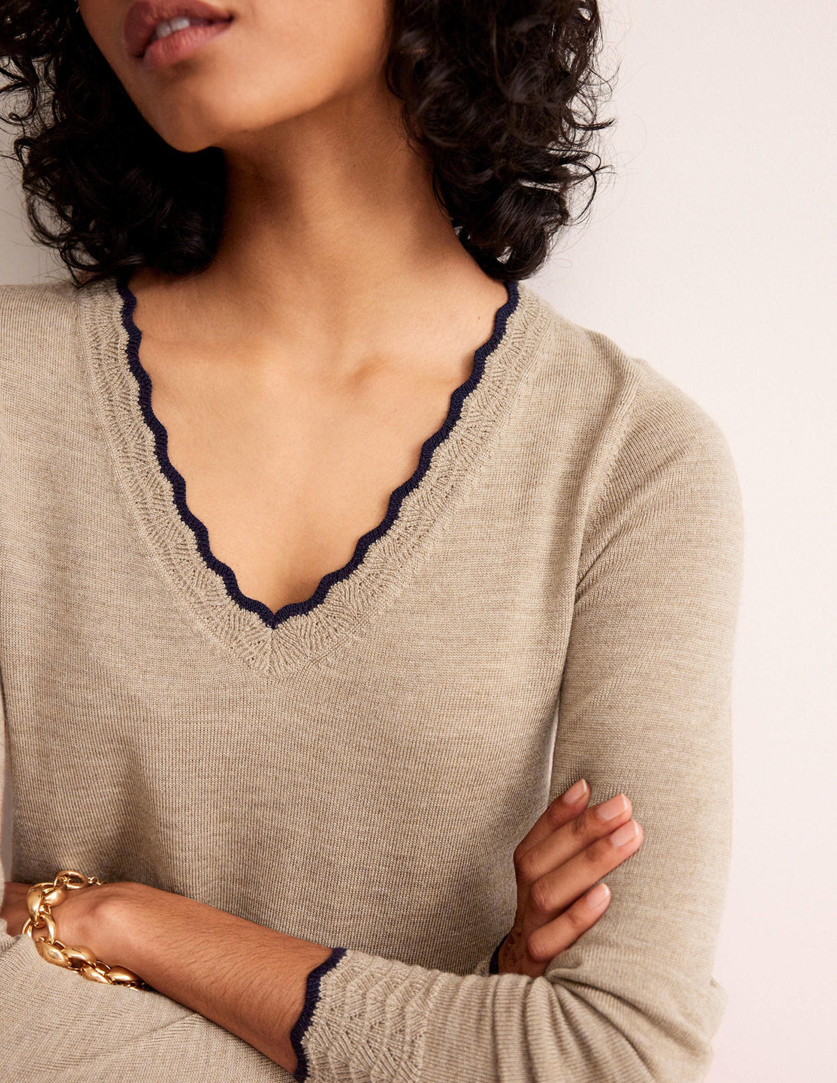 Merino-Pullover mit V-Ausschnitt und Muschelsaum-Kamelbraun Melange - Image 2