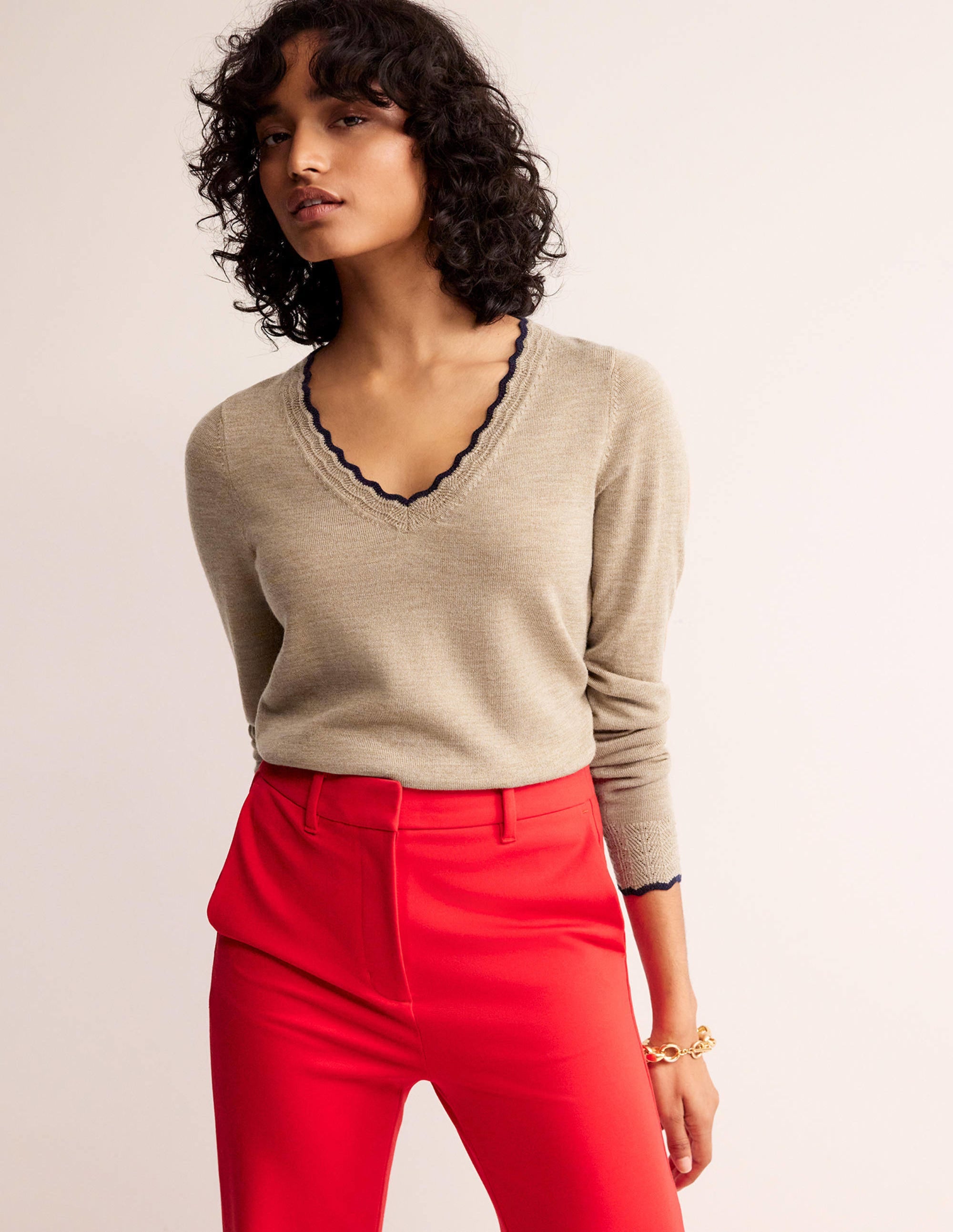 Merino-Pullover mit V-Ausschnitt und Muschelsaum-Kamelbraun Melange - Image 4