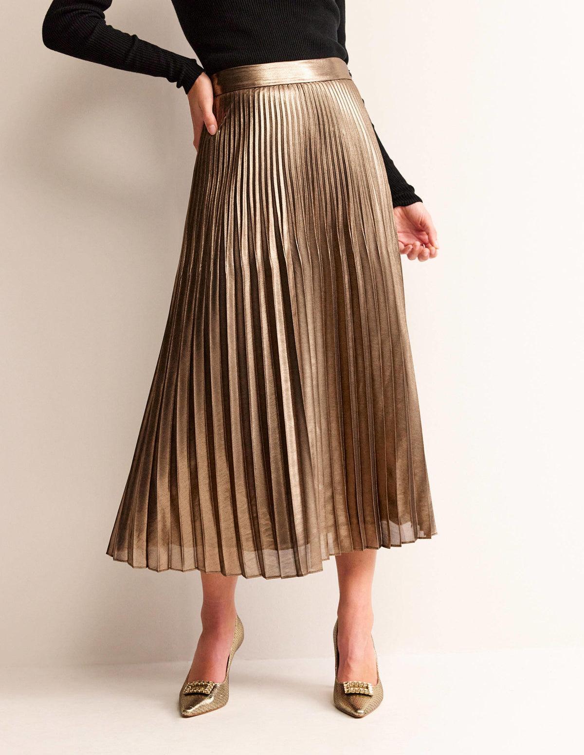 Camilla Midirock in Metallic-Optik-Schwarz-Gold-4