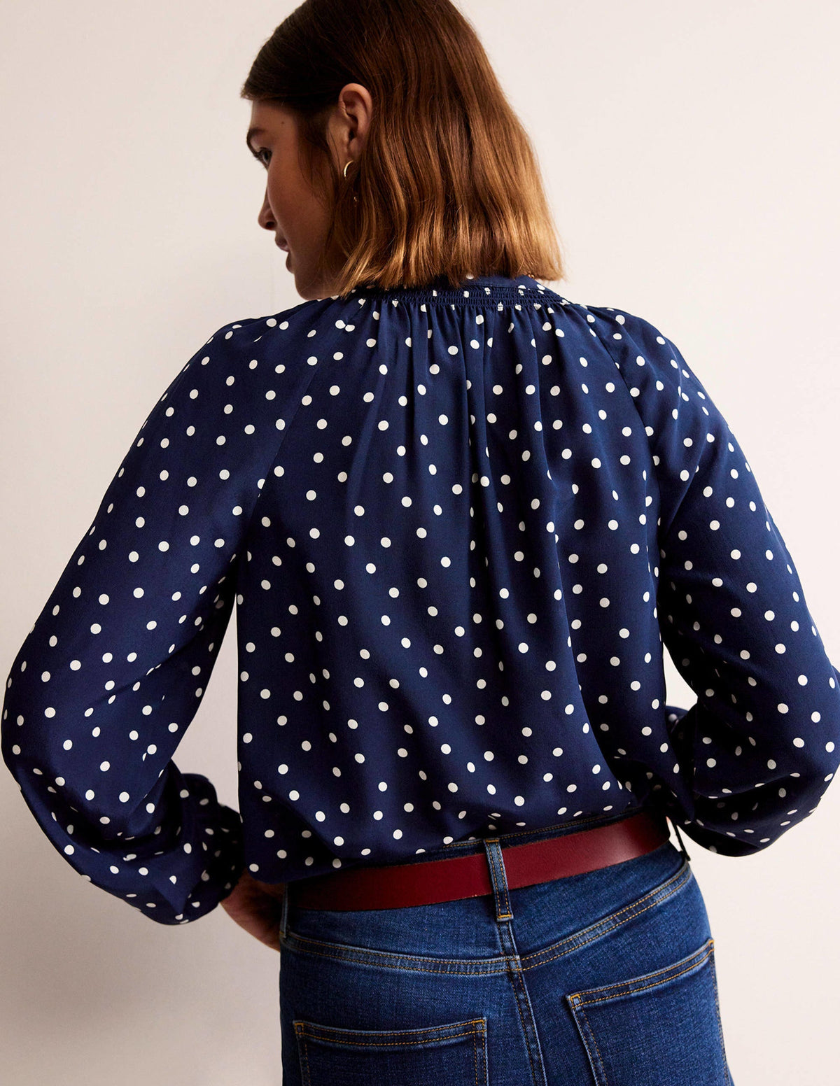 Seidenbluse mit gerafftem Kragen-Marineblau Punkte - Image 3