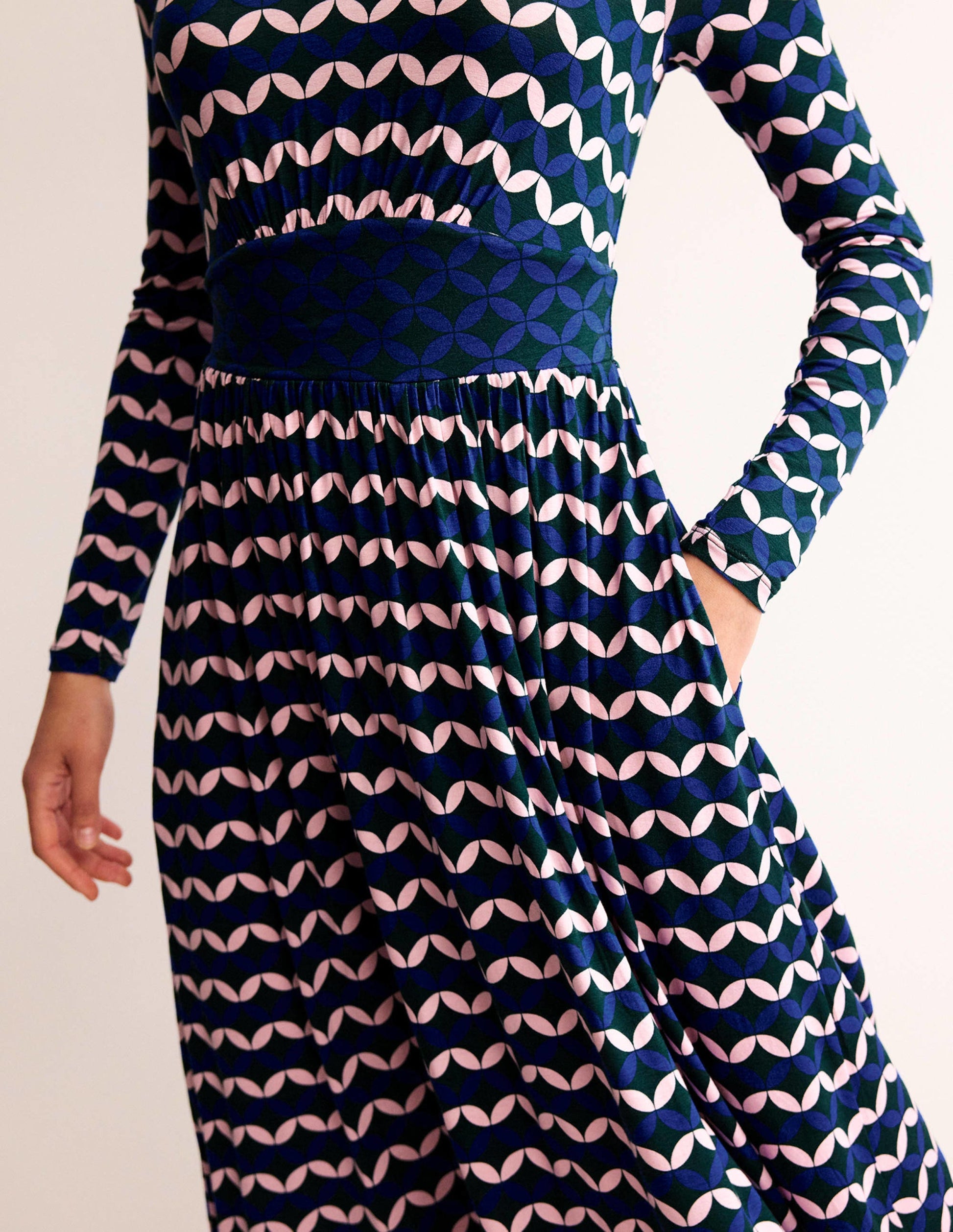 Thea Jersey-Midikleid mit langen Ärmeln-Surf the Web, Abgestufte Diamanten-2