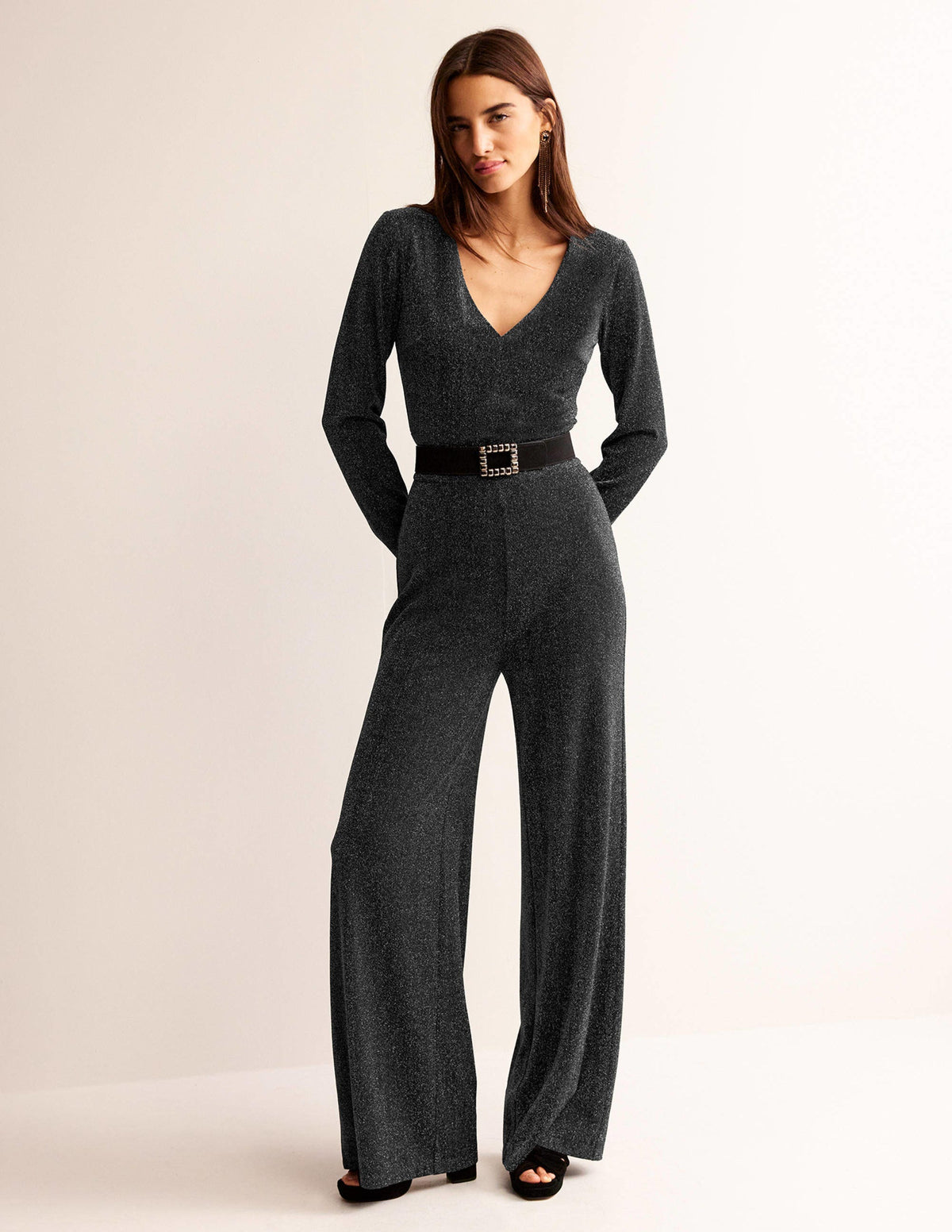 Metallic-Jumpsuit mit tiefem Ausschnitt-Schwarz - Image 1