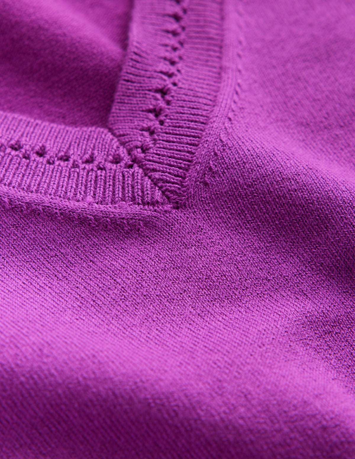 Catriona Pullover aus Baumwolle mit V-Ausschnitt-Edelsteinviolett - Image 7