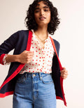 Alma Strickjacke mit Kontrastbesatz-Marineblau, Flame Scarlet
