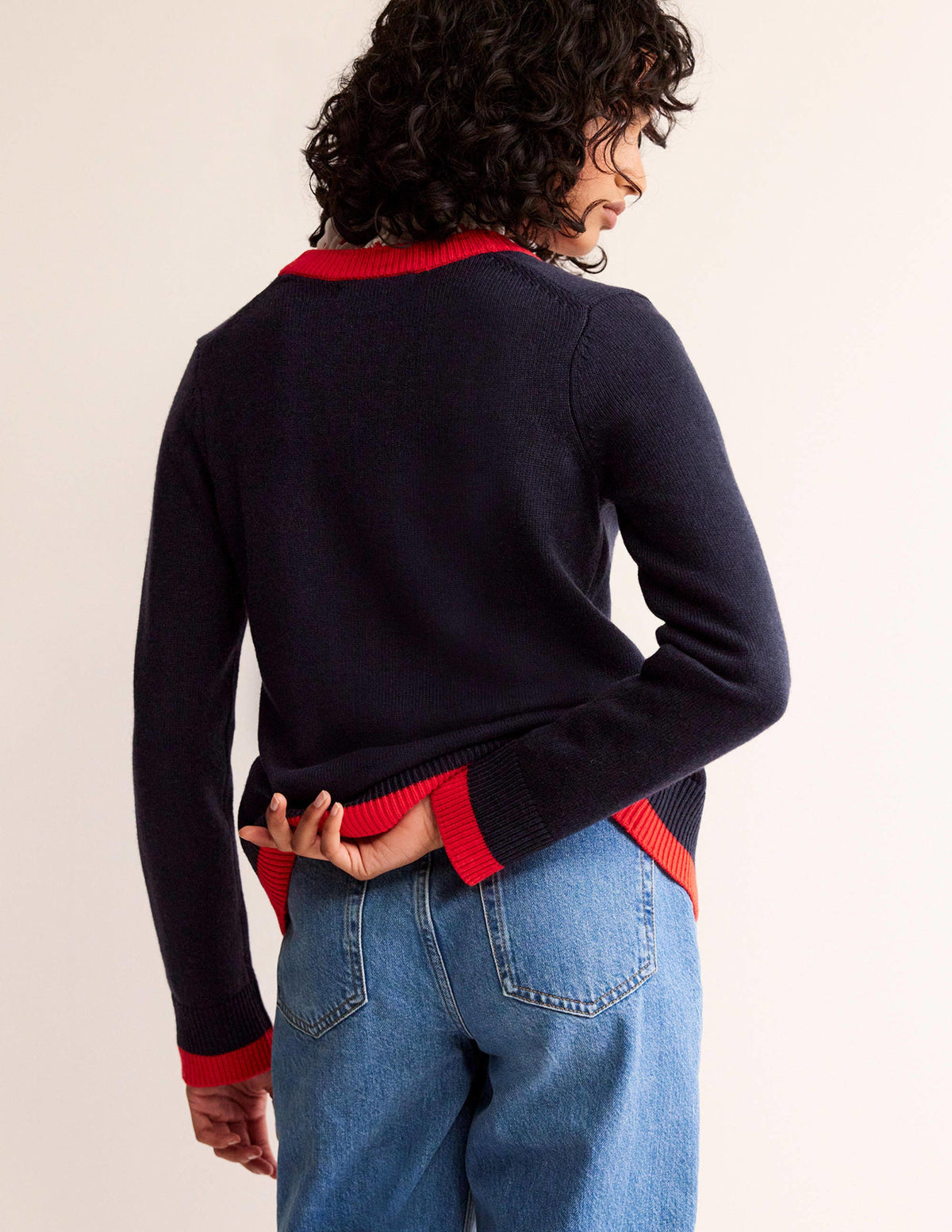 Alma Strickjacke mit Kontrastbesatz-Marineblau, Flame Scarlet - Image 3