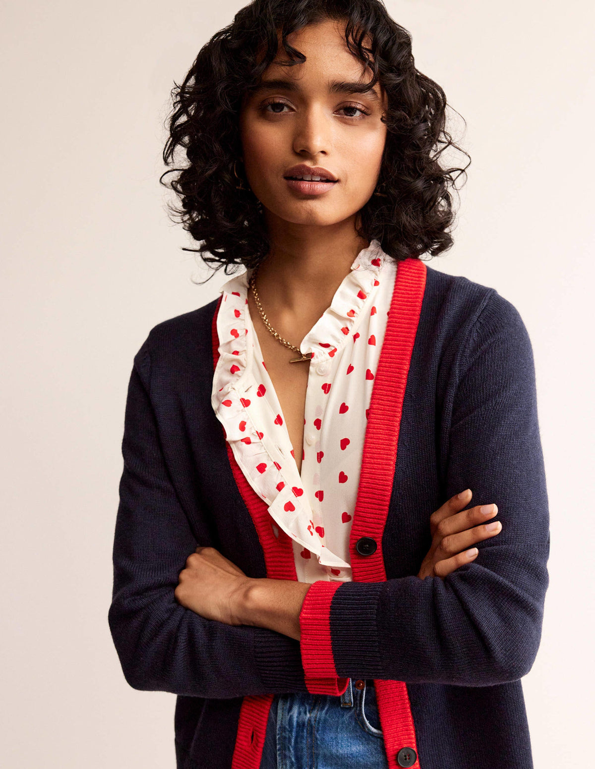 Alma Strickjacke mit Kontrastbesatz-Marineblau, Flame Scarlet - Image 4