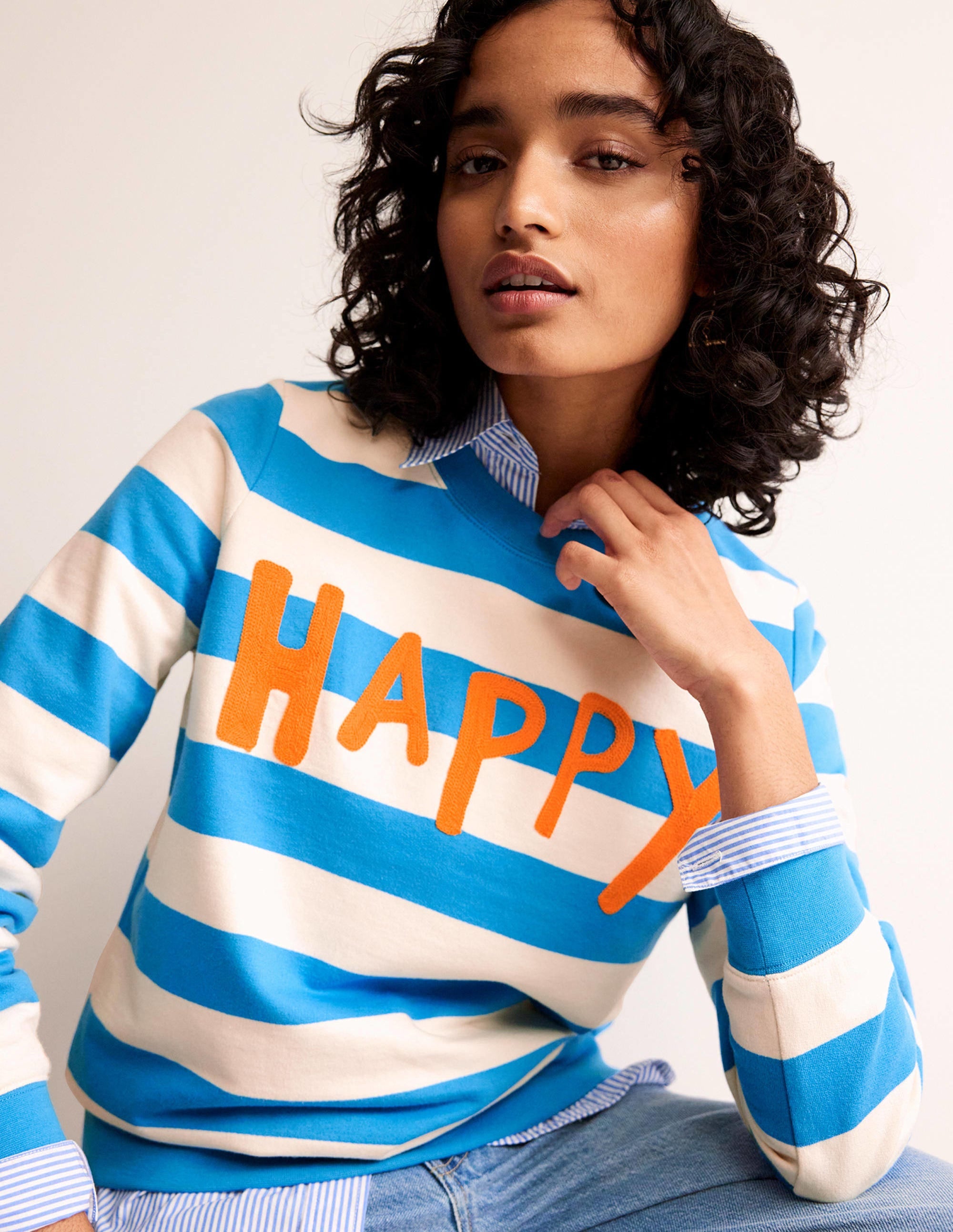 Hannah Besticktes Sweatshirt-Blau, Happy - Image 1