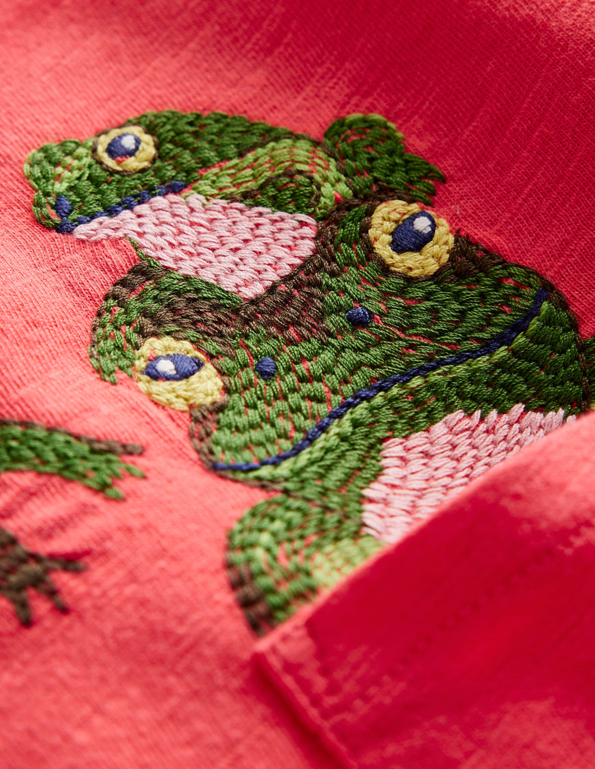 T-Shirt mit Superstitch an Brusttasche-Marmeladenrot Frösche-3