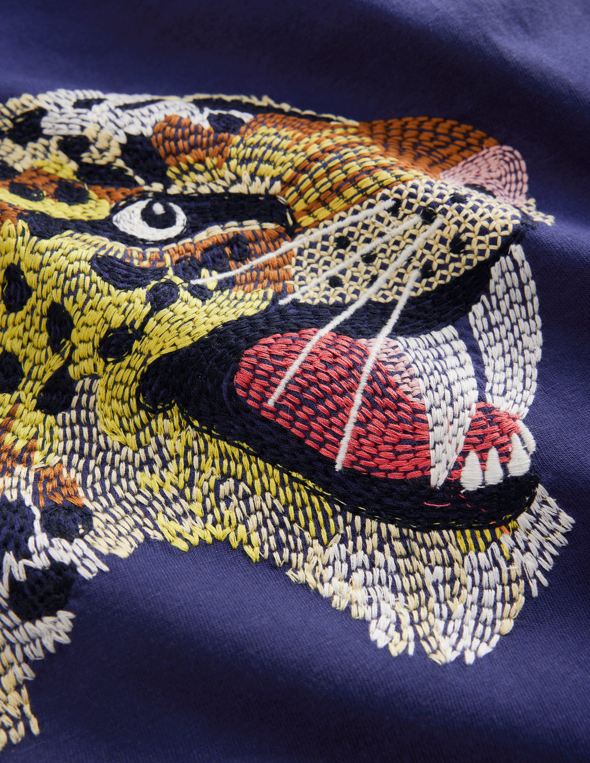 T-Shirt mit Superstitch-Design-Blauhäher Säbelzahntiger - Image 3