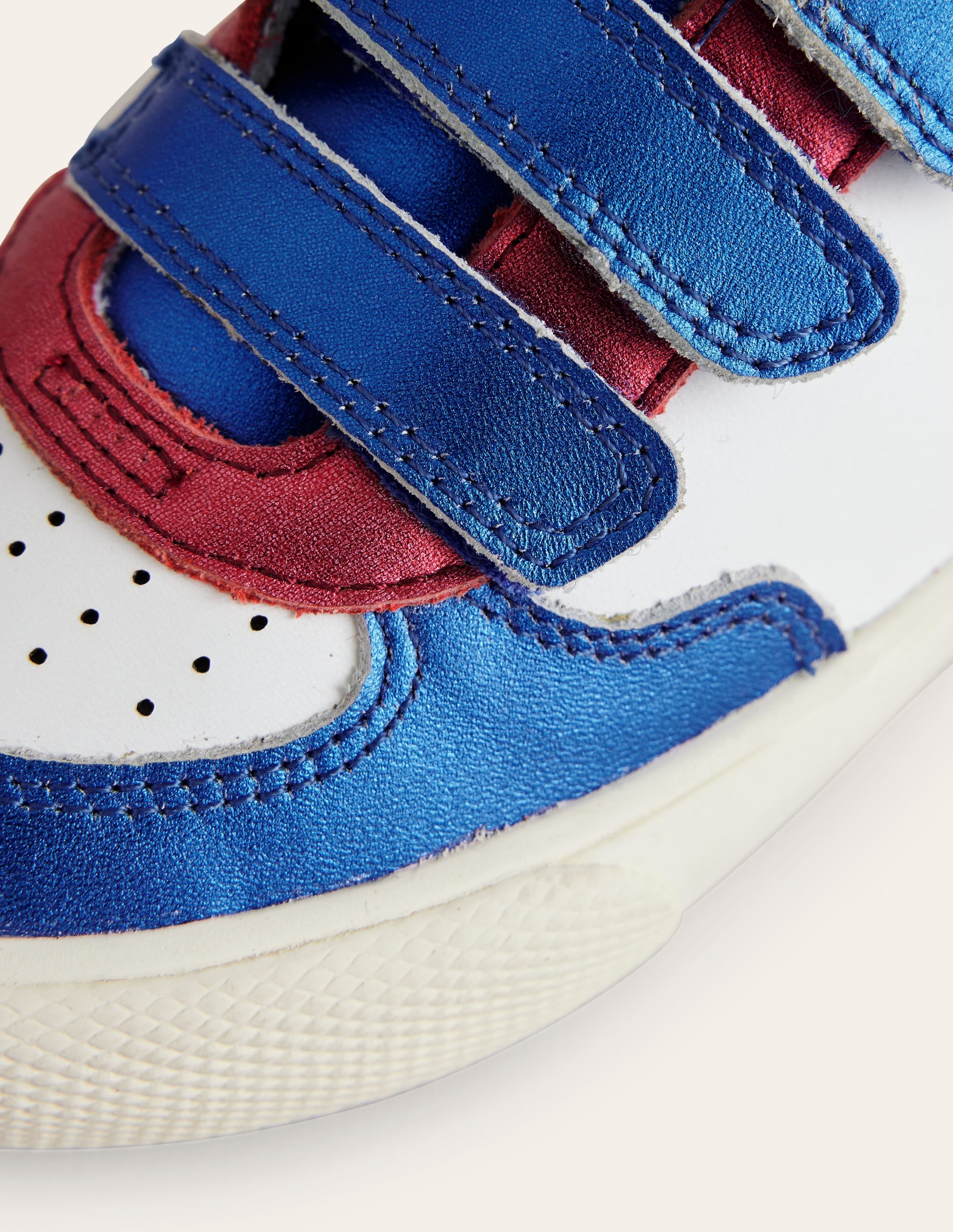 Niedrige Sneaker aus Metallic-Leder-Weiß Metallic Blockfarben - Image 3