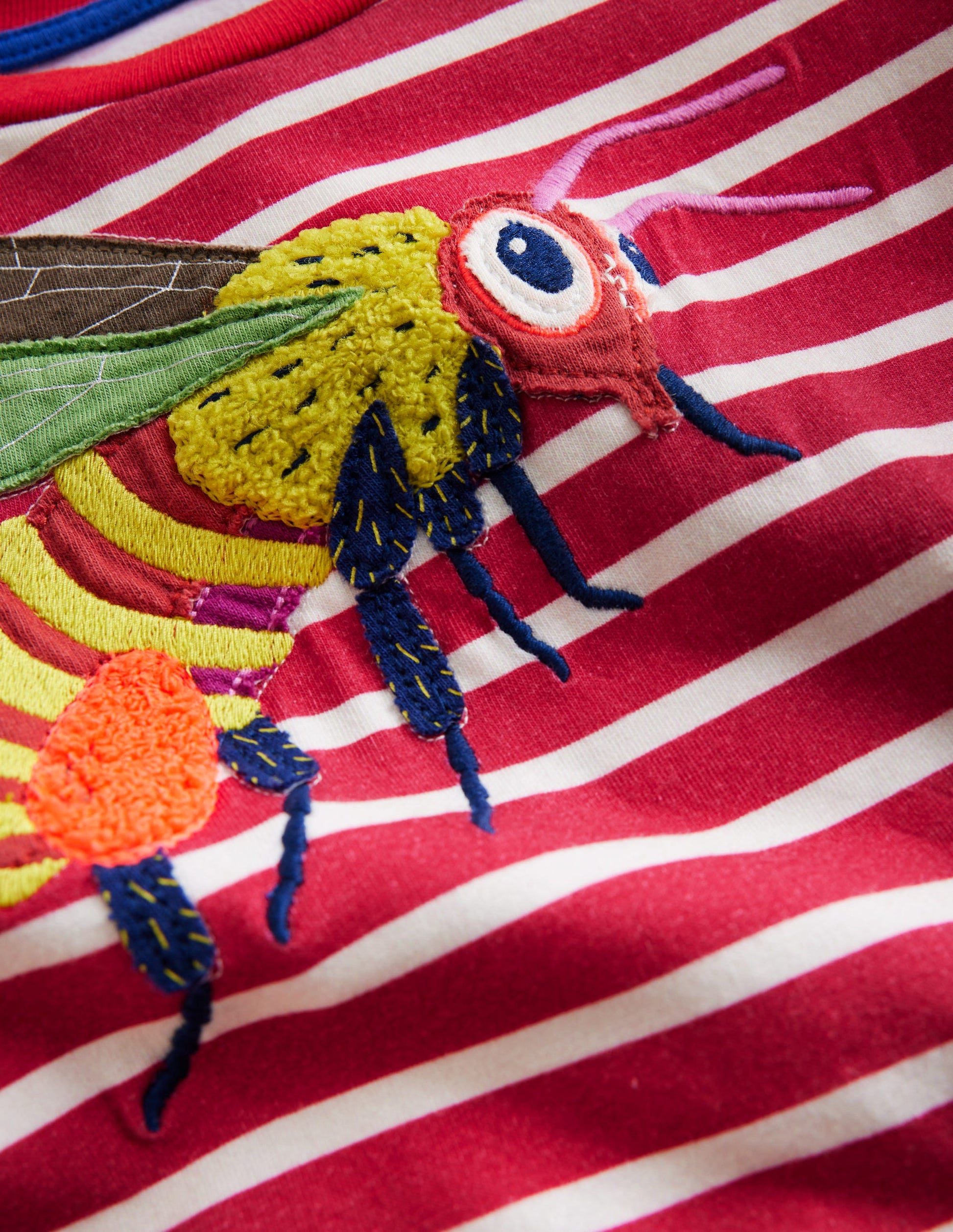Texturiertes T-Shirt mit Applikationen-Marmeladenrot/Naturweiß Insekten-3
