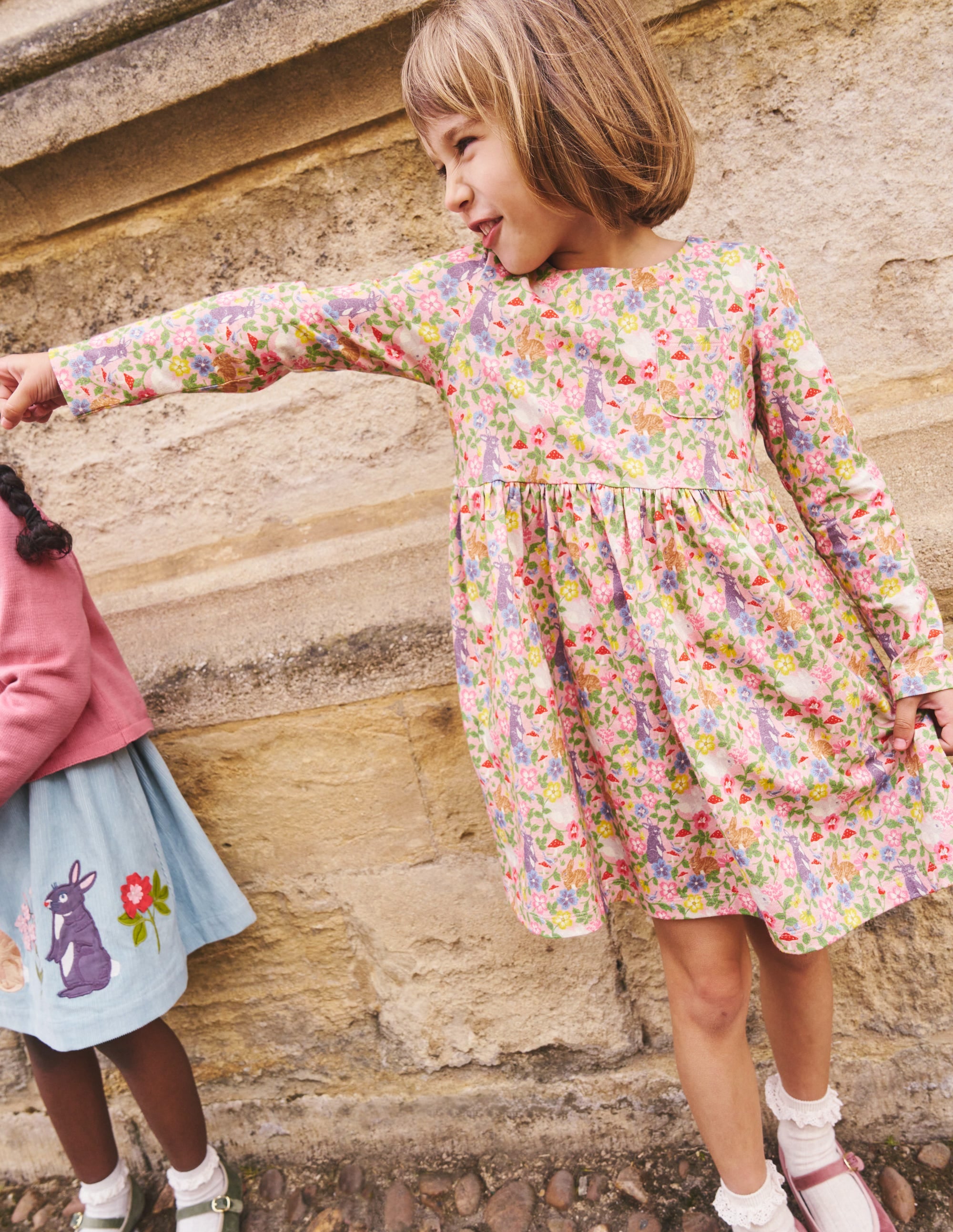 Robe fun à manches longues en jersey-Champ de lapins rose vintage - Image 4