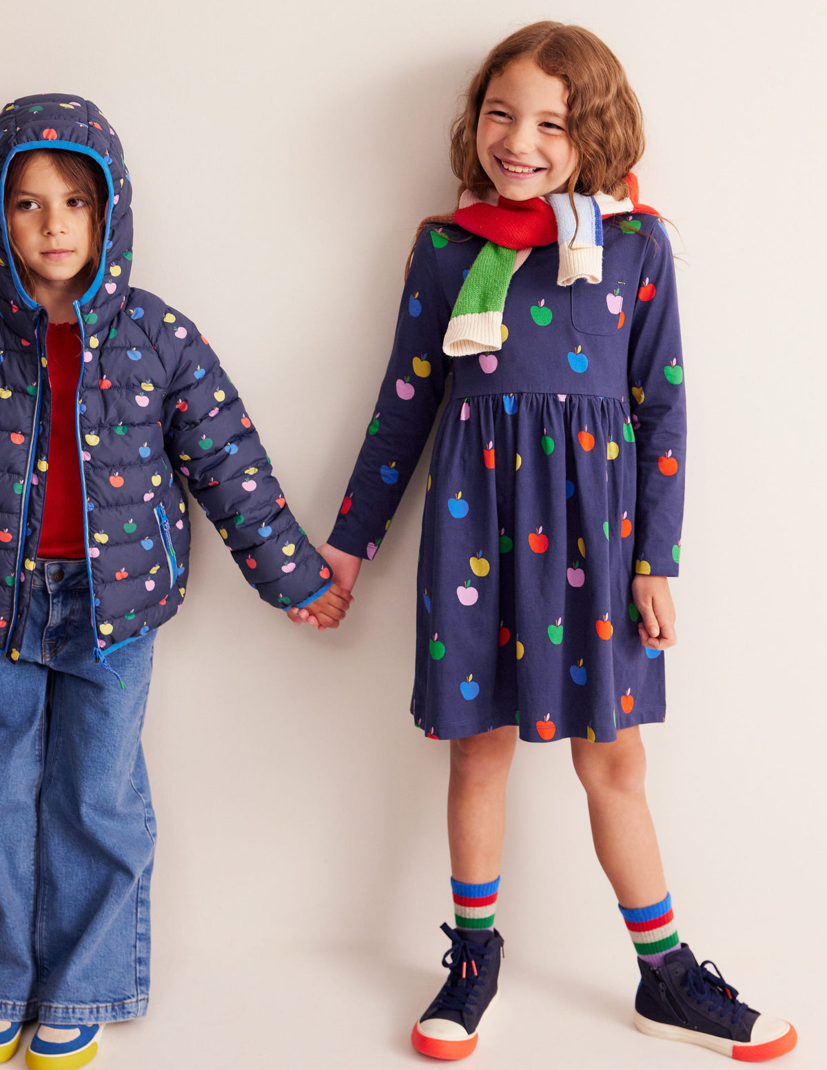 Originelles langärmeliges Jerseykleid-Schuluniform-Marineblau Regenbogen Äpfel - Image 2