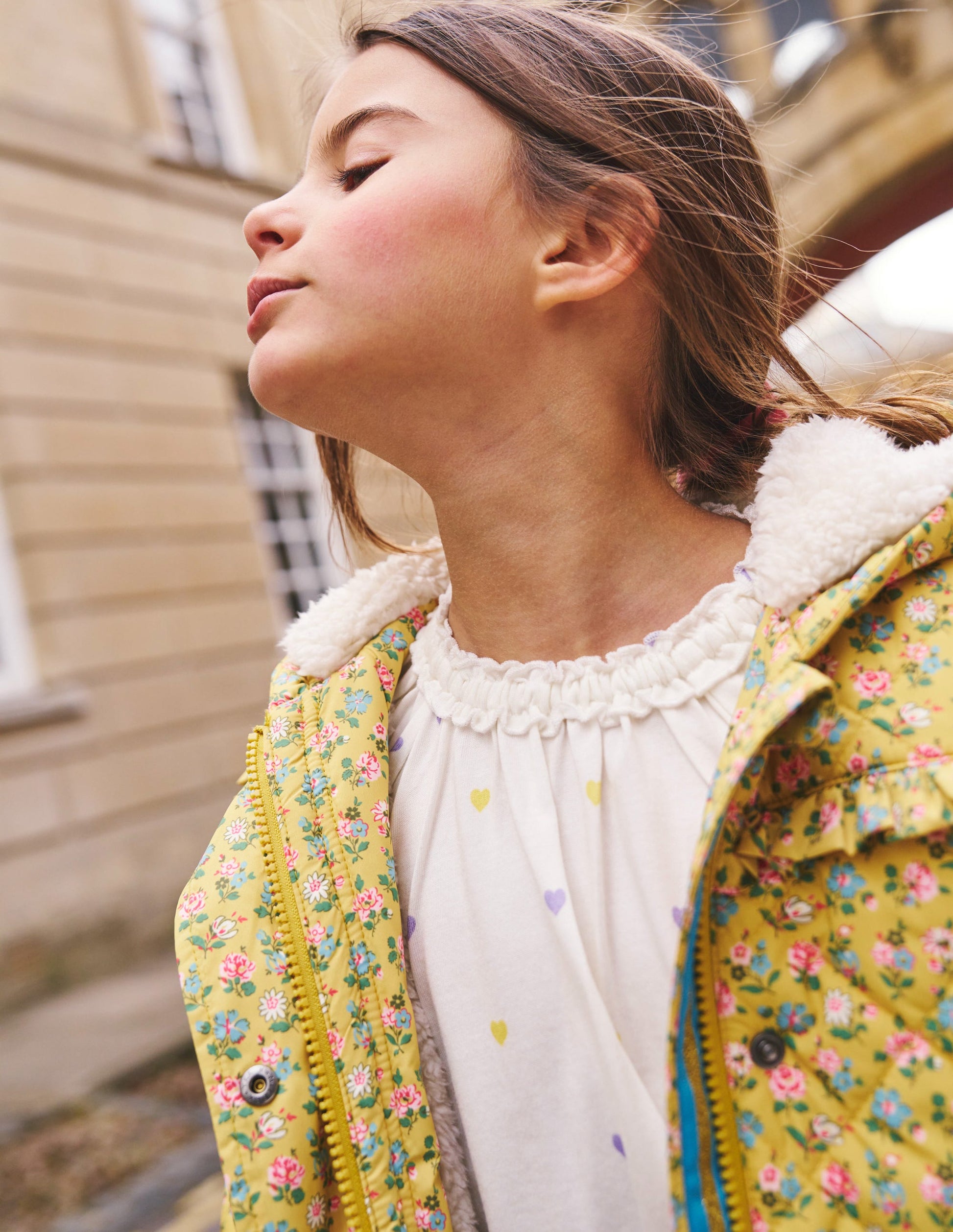 Jerseybluse mit Rüschenausschnitt-Naturweiß Kleine Herzen-4