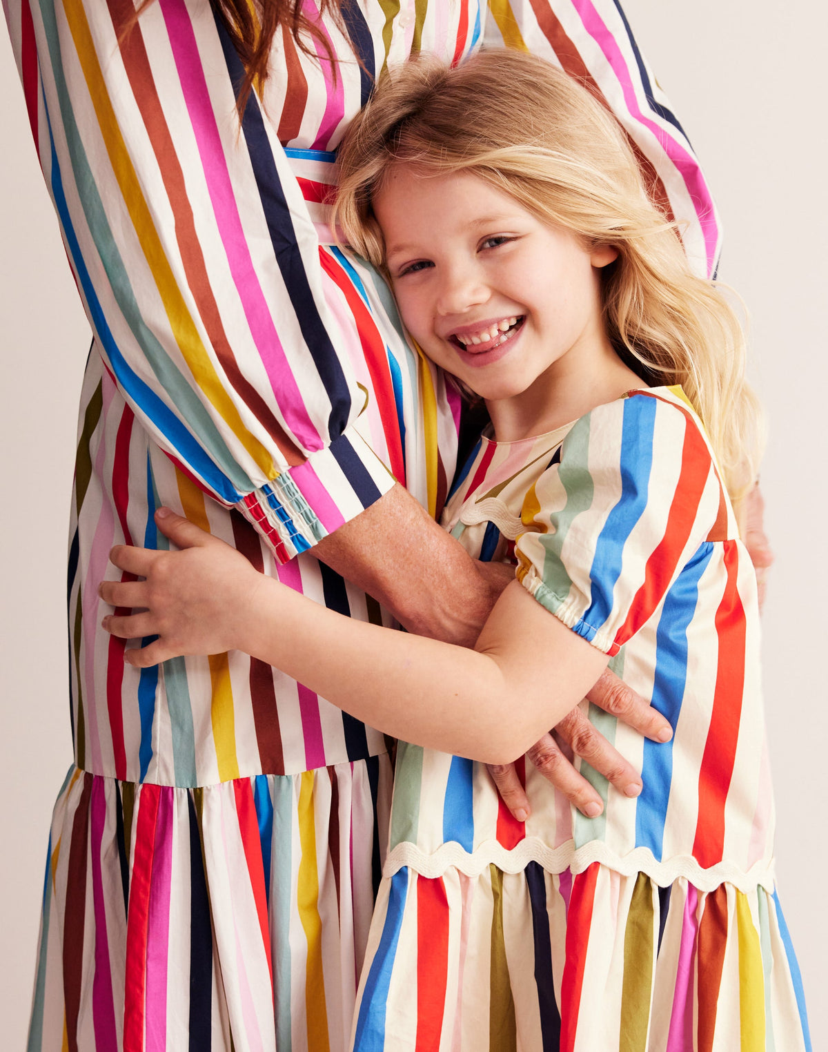 Gestuftes Kleid mit Streifen-Bunte Regenbogenstreifen-3