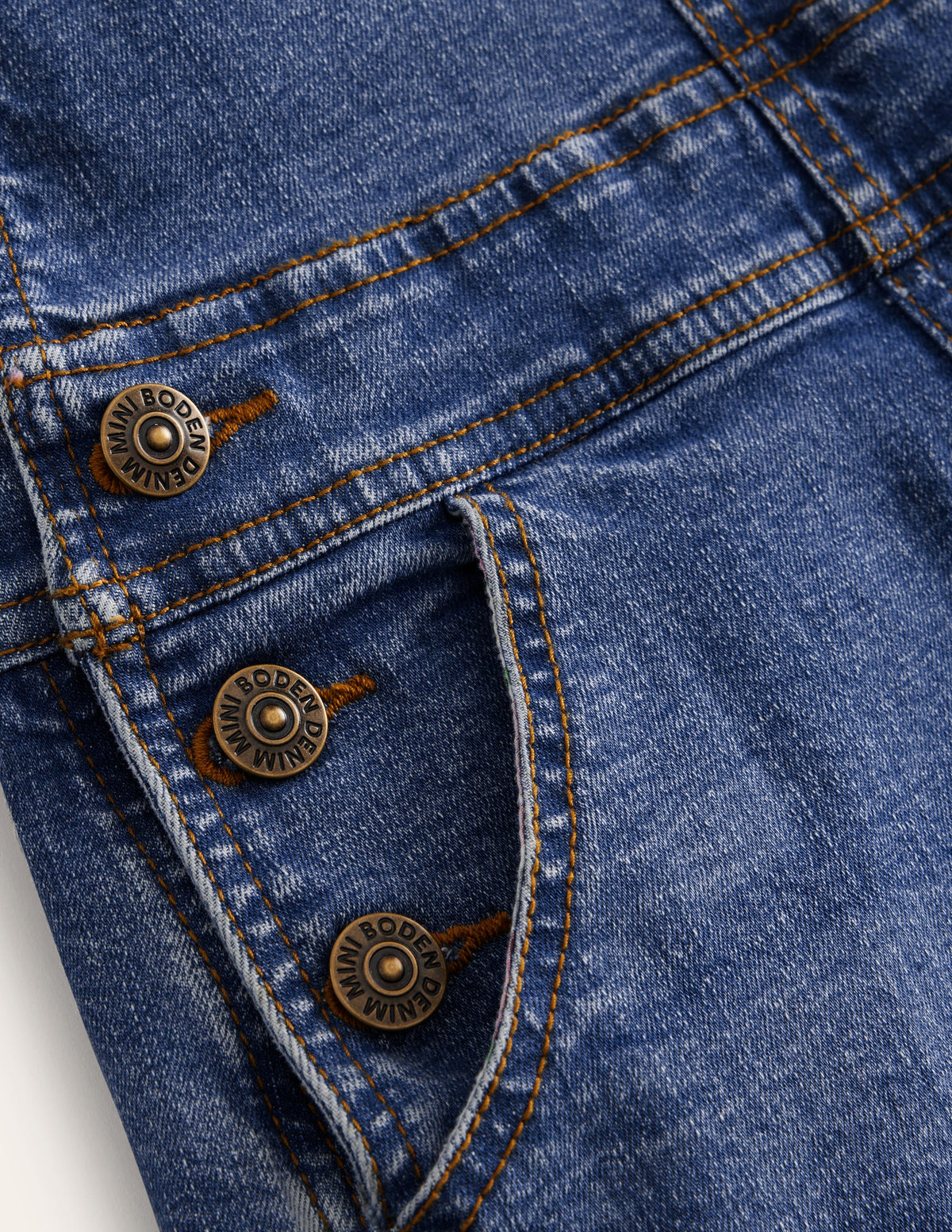 Kurze Latzhose mit Herztaschen-Denim-3