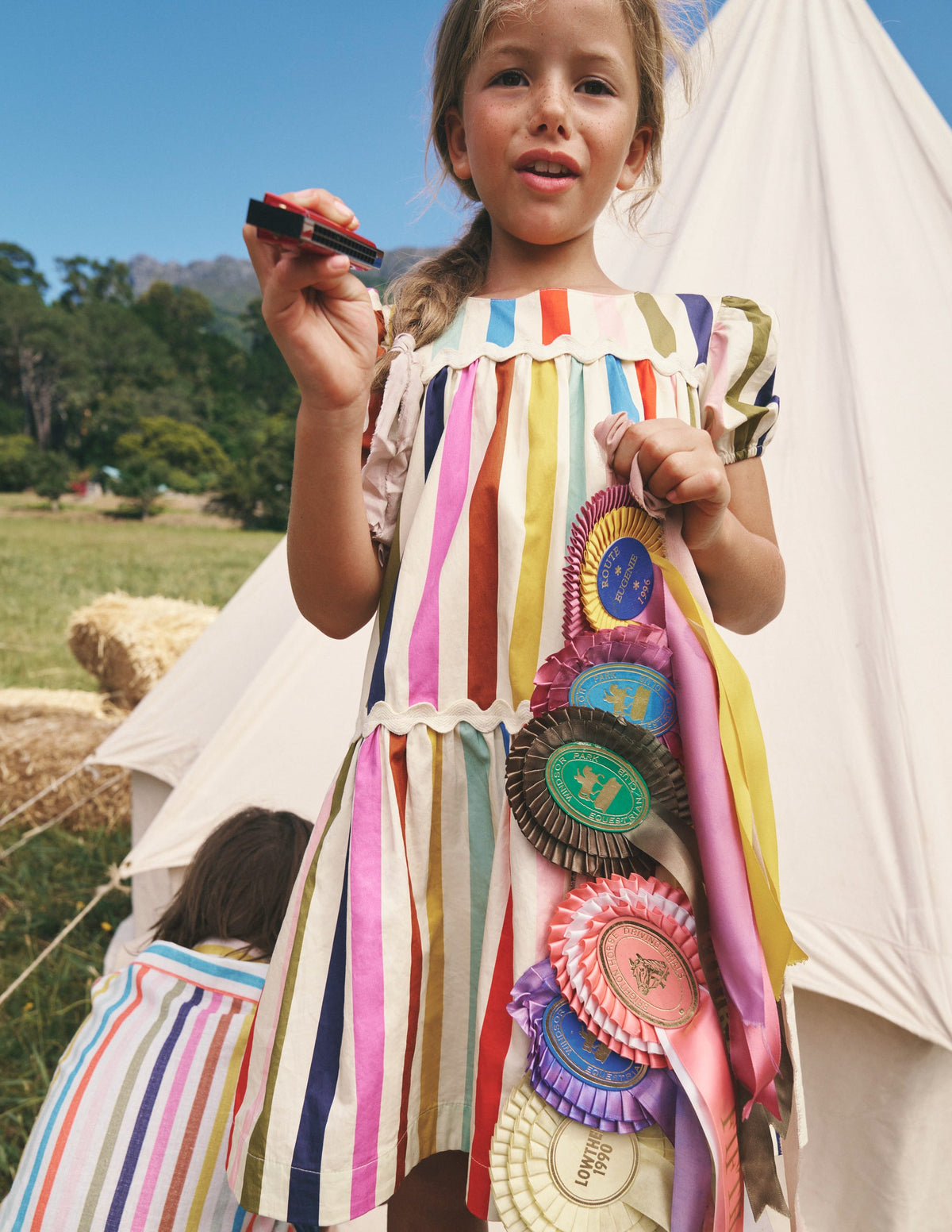 Gestuftes Kleid mit Streifen-Bunte Regenbogenstreifen-7