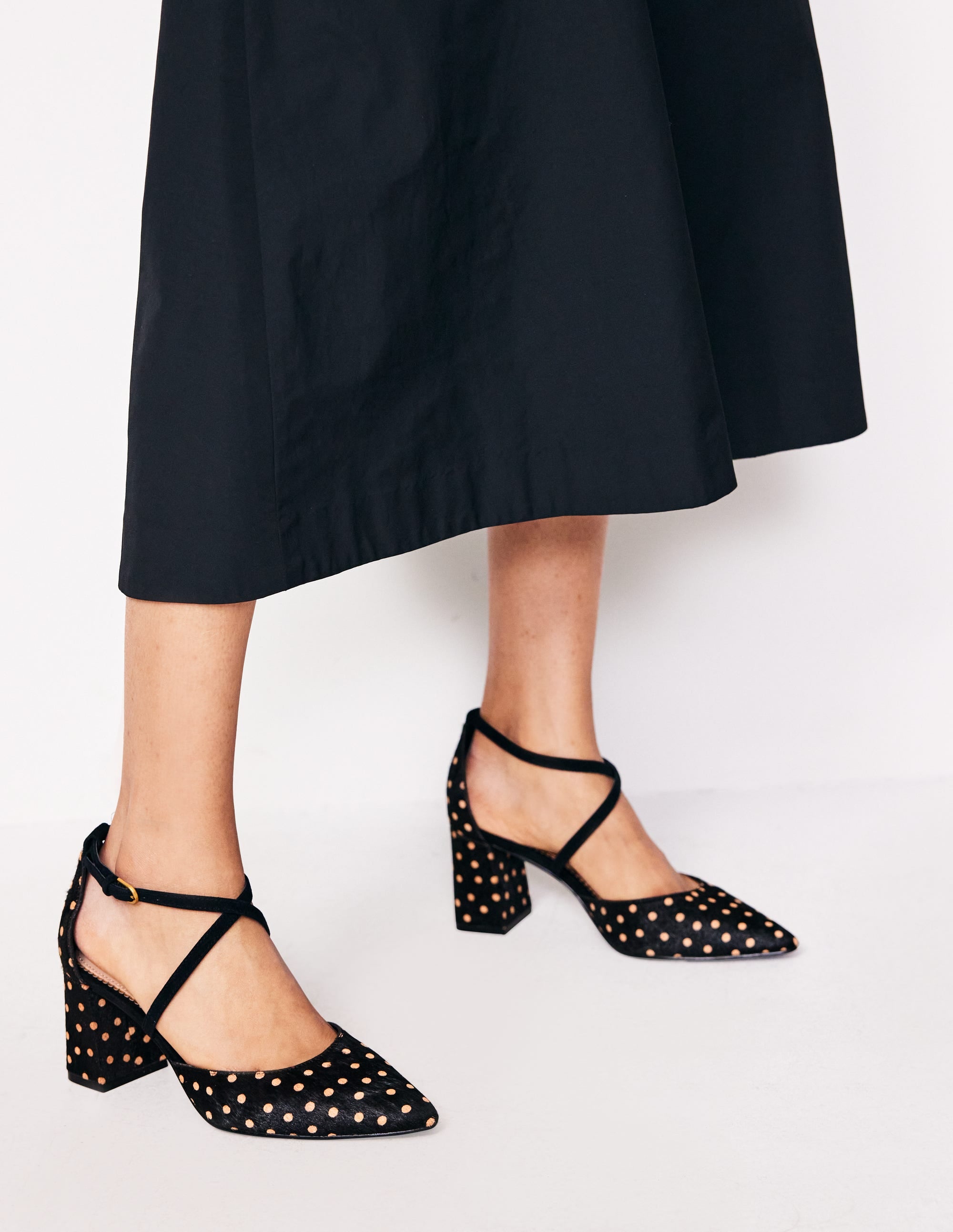 Spitze Pumps mit Riemchen und Blockabsatz-Punkte Schwarz und Camel - Image 1