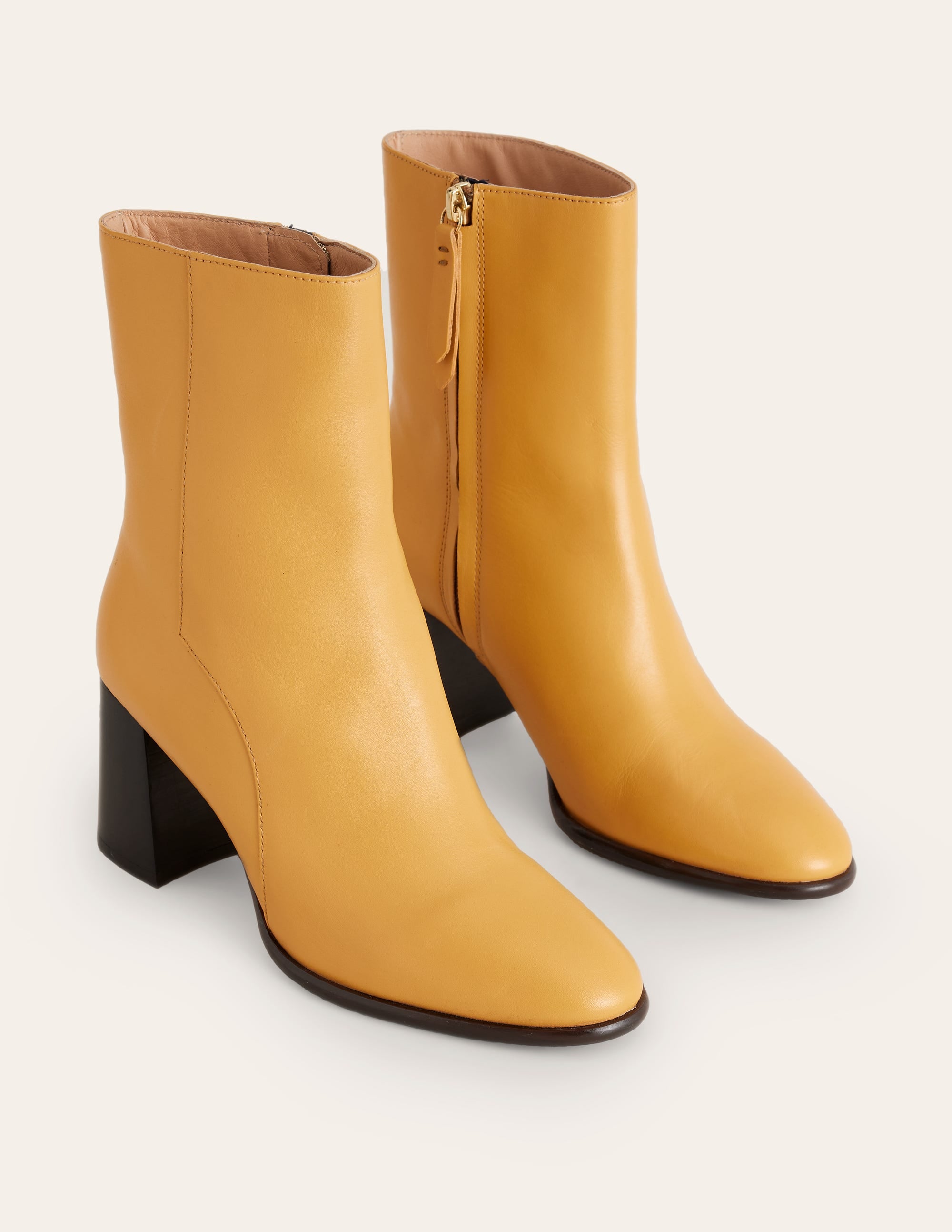 Halbhohe Lederstiefel mit Absatz-Gelb - Image 3