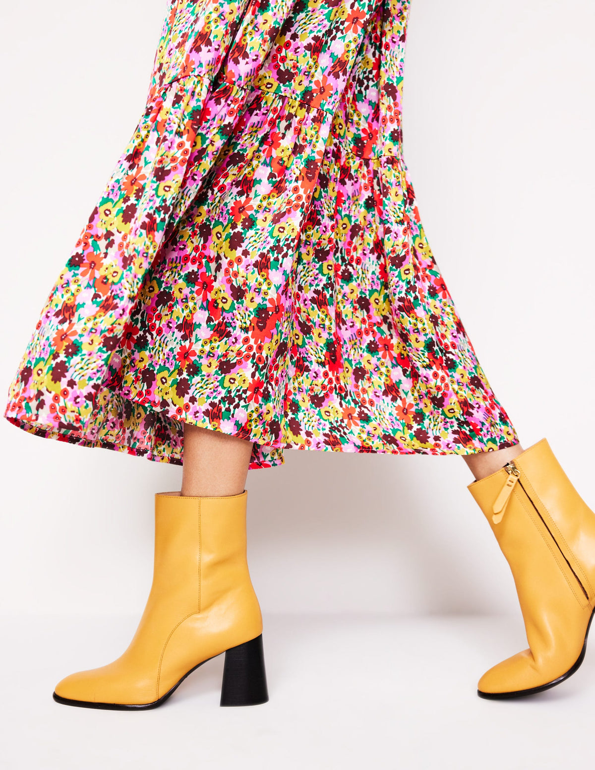 Halbhohe Lederstiefel mit Absatz-Gelb - Image 1