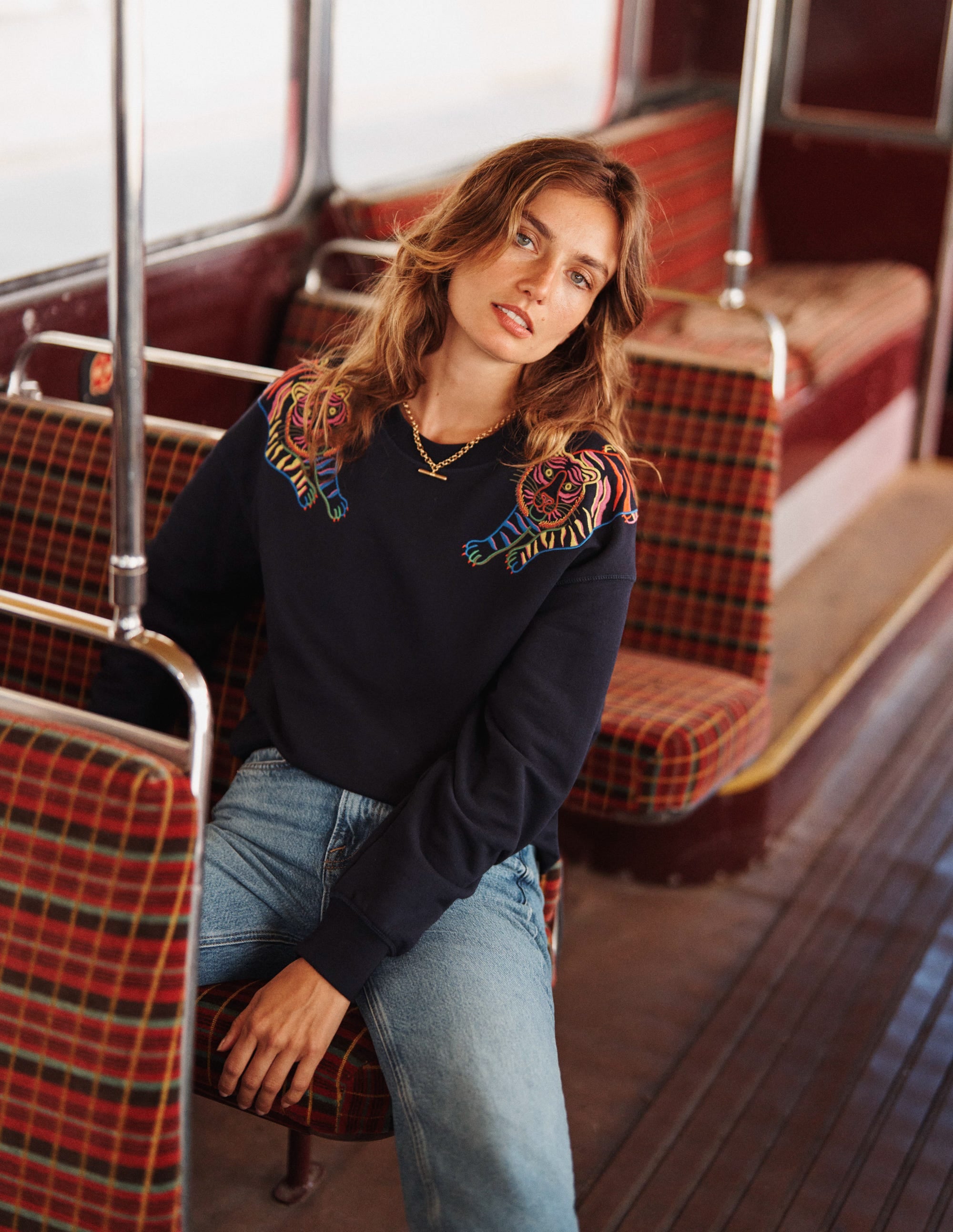 Emi Sweatshirt mit Stickerei-Marineblau, Tiger Stickerei - Image 5