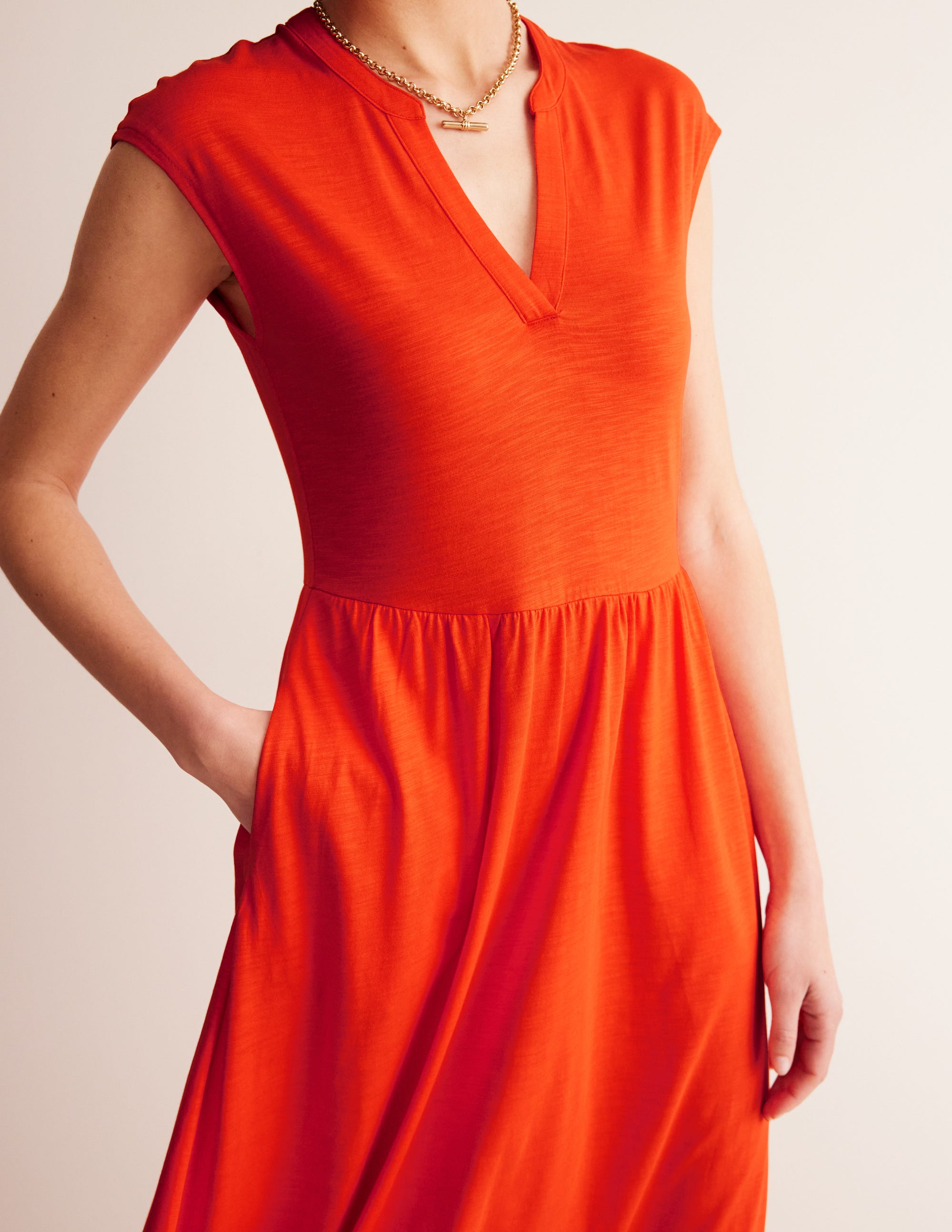 Chloe Jersey-Midikleid mit gekerbtem Ausschnitt-Mandarinenorange - Image 3