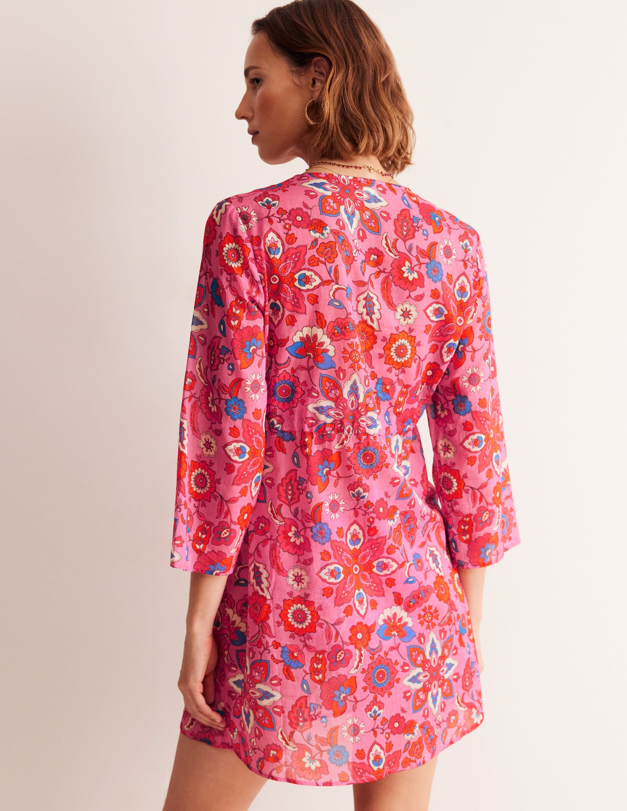 Kurzer Strandkaftan aus Baumwolle-Sangria Sunset Pink, Botanisch - Image 3