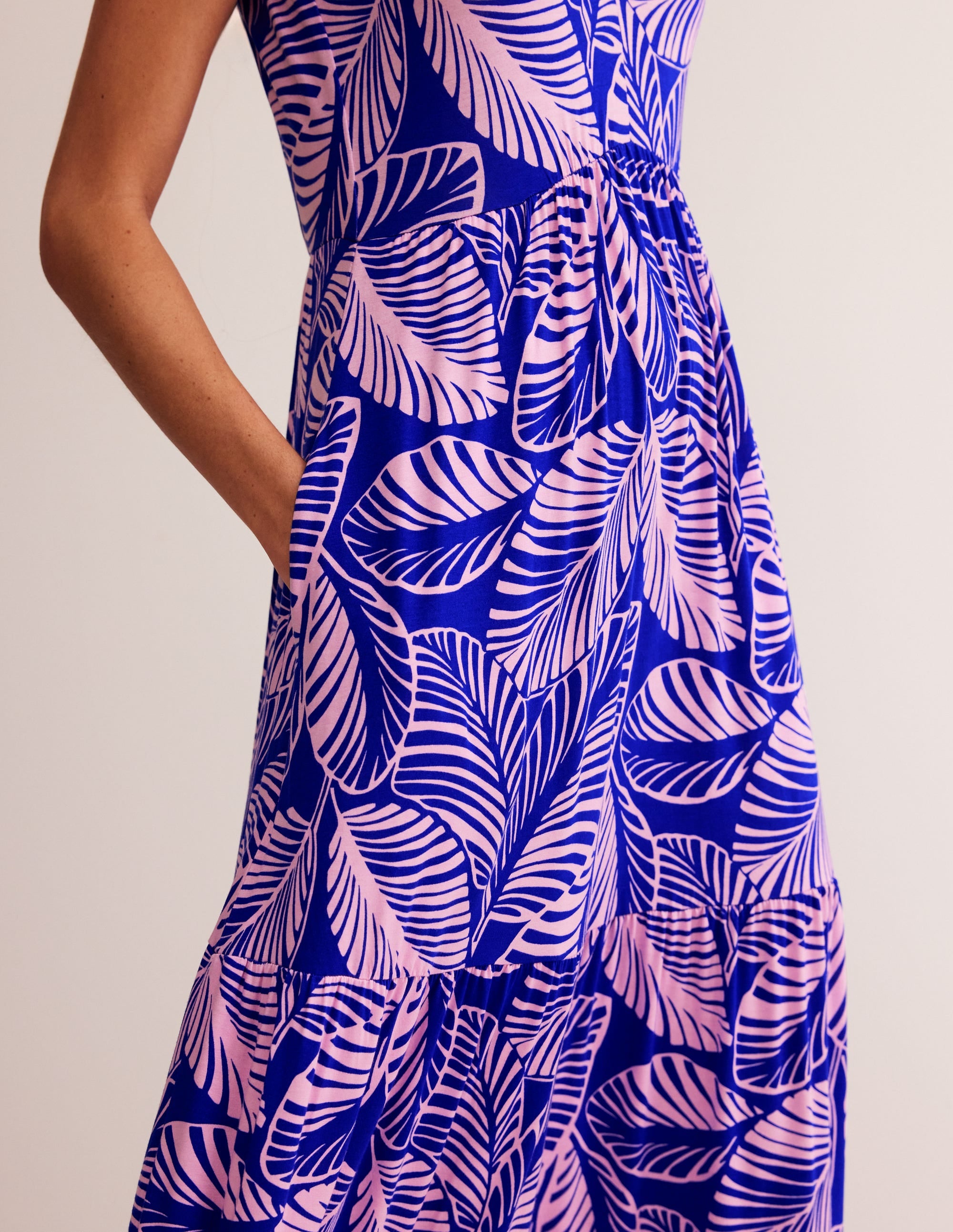 Sylvia Maxi-Stufenkleid aus Jersey-Surf The Web, Calathea-Blatt - Image 3