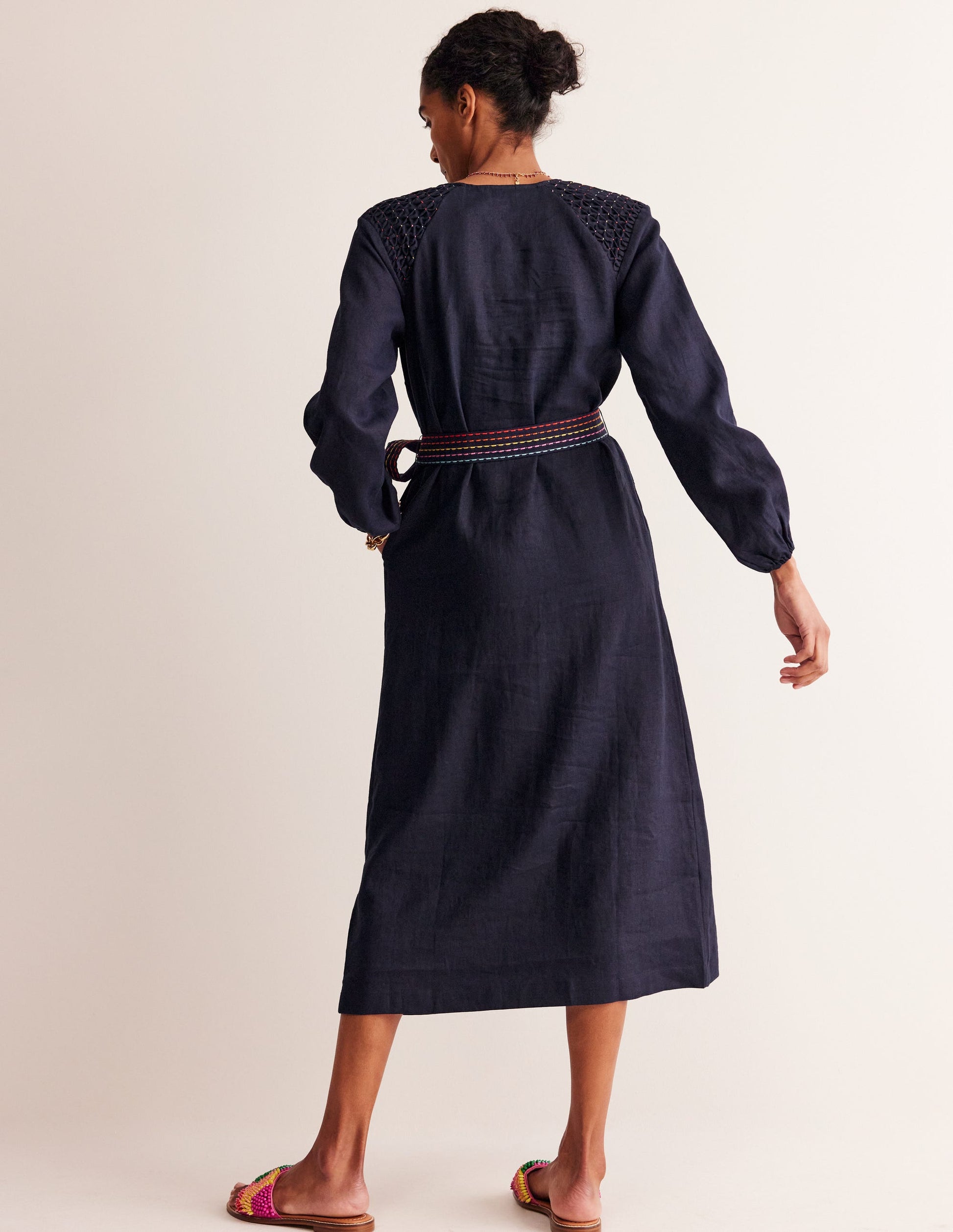 Gesmoktes Midikleid aus Leinen-Marineblau-3