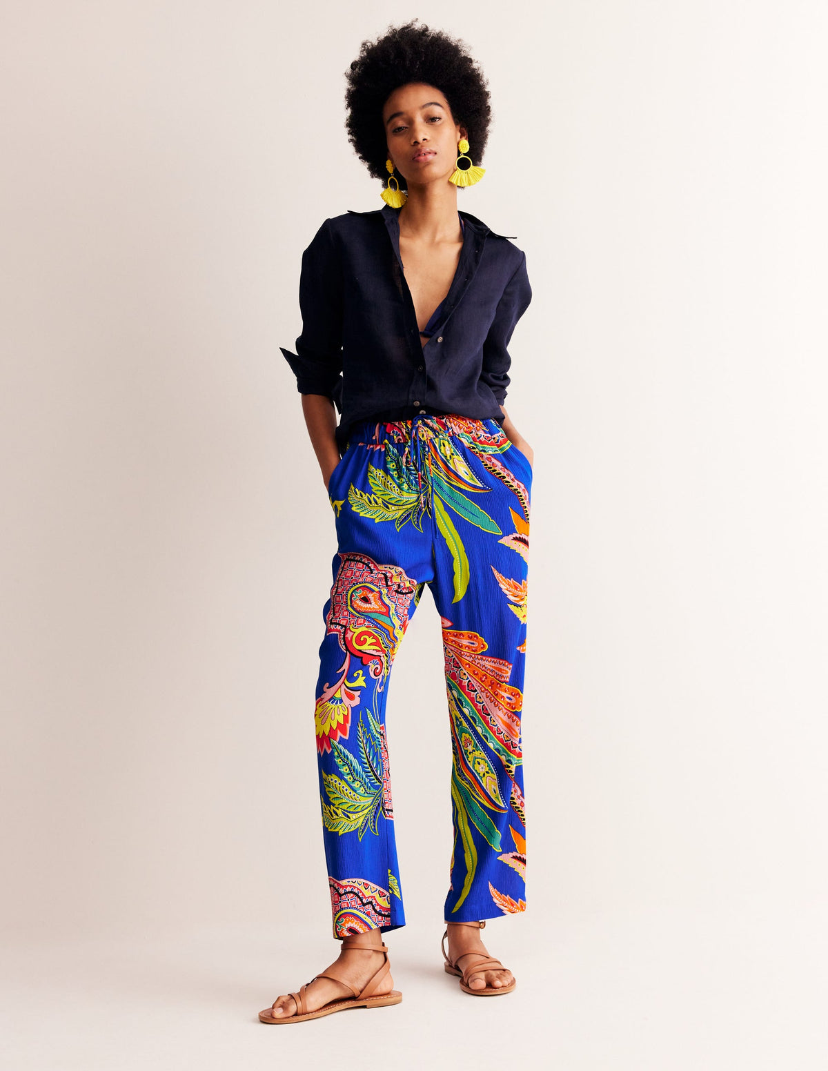 Pantalon fuselé et plissé-Multi, motif Painterly Paisley - Image 1