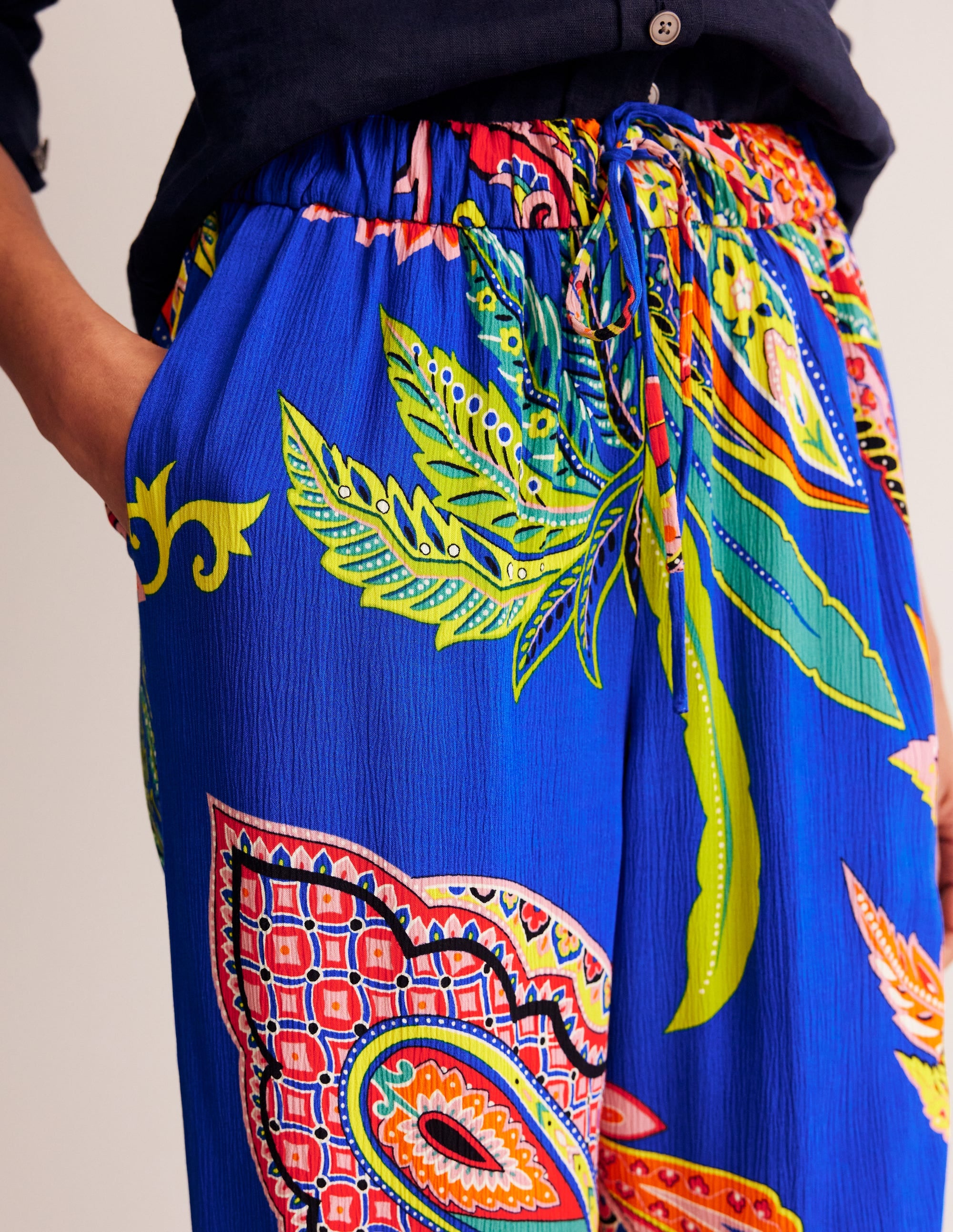 Pantalon fuselé et plissé-Multi, motif Painterly Paisley - Image 2