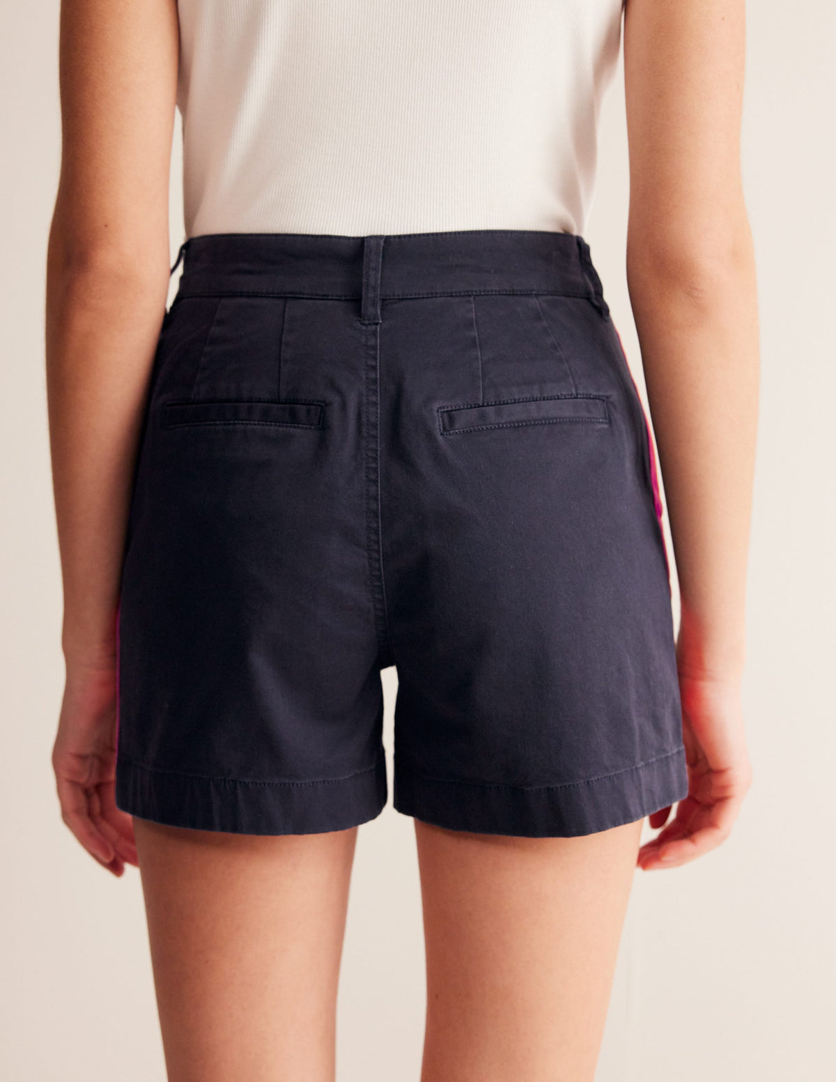 Barnsbury Chinoshorts-Marineblau, Roter Seitenstreifen - Image 4