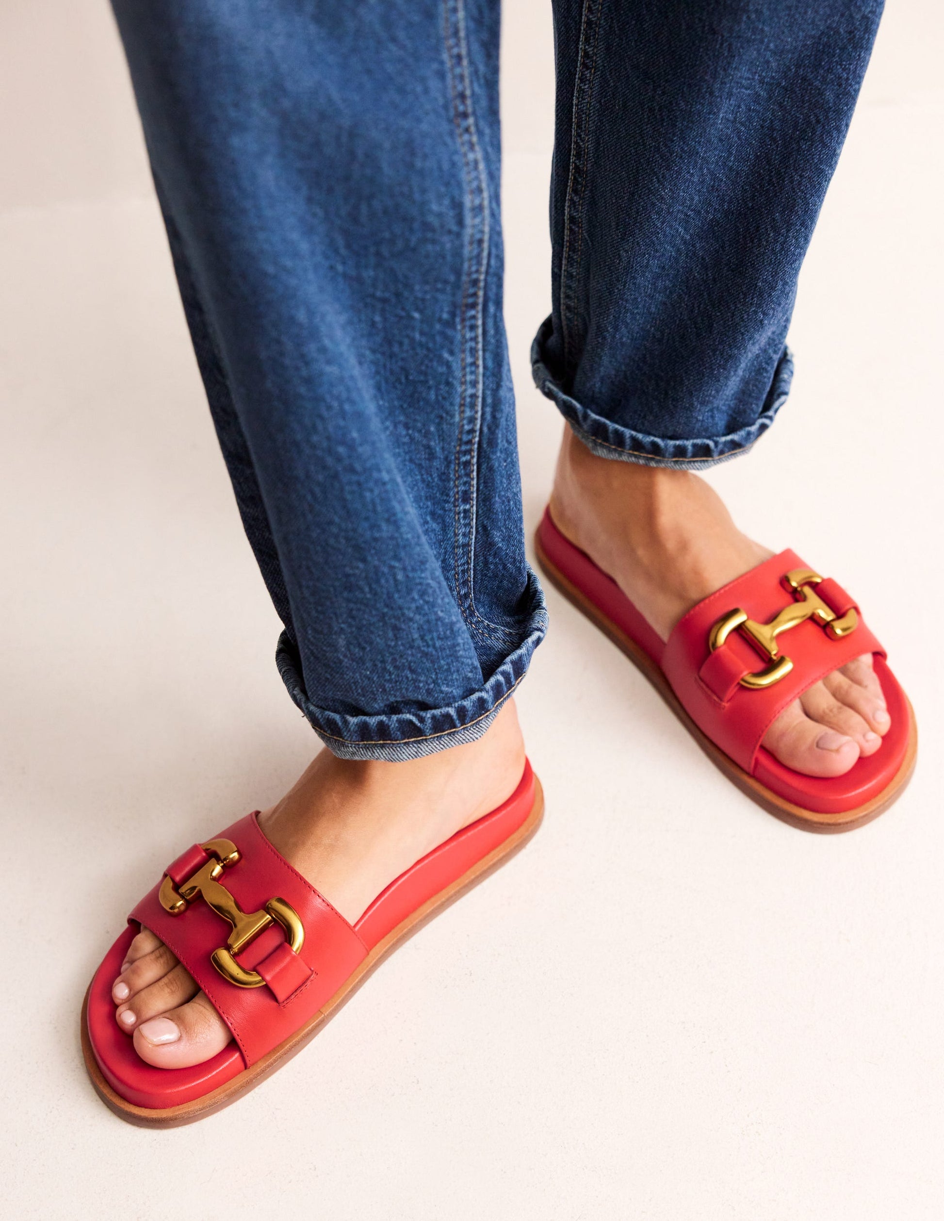 Iris Pantoletten mit Trensendetail-Rotes Leder-1
