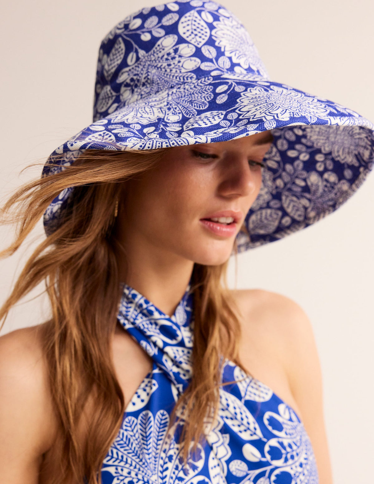 Bob imprimé en toile-Bleu vif, motif Gardenia Swirl - Image 1