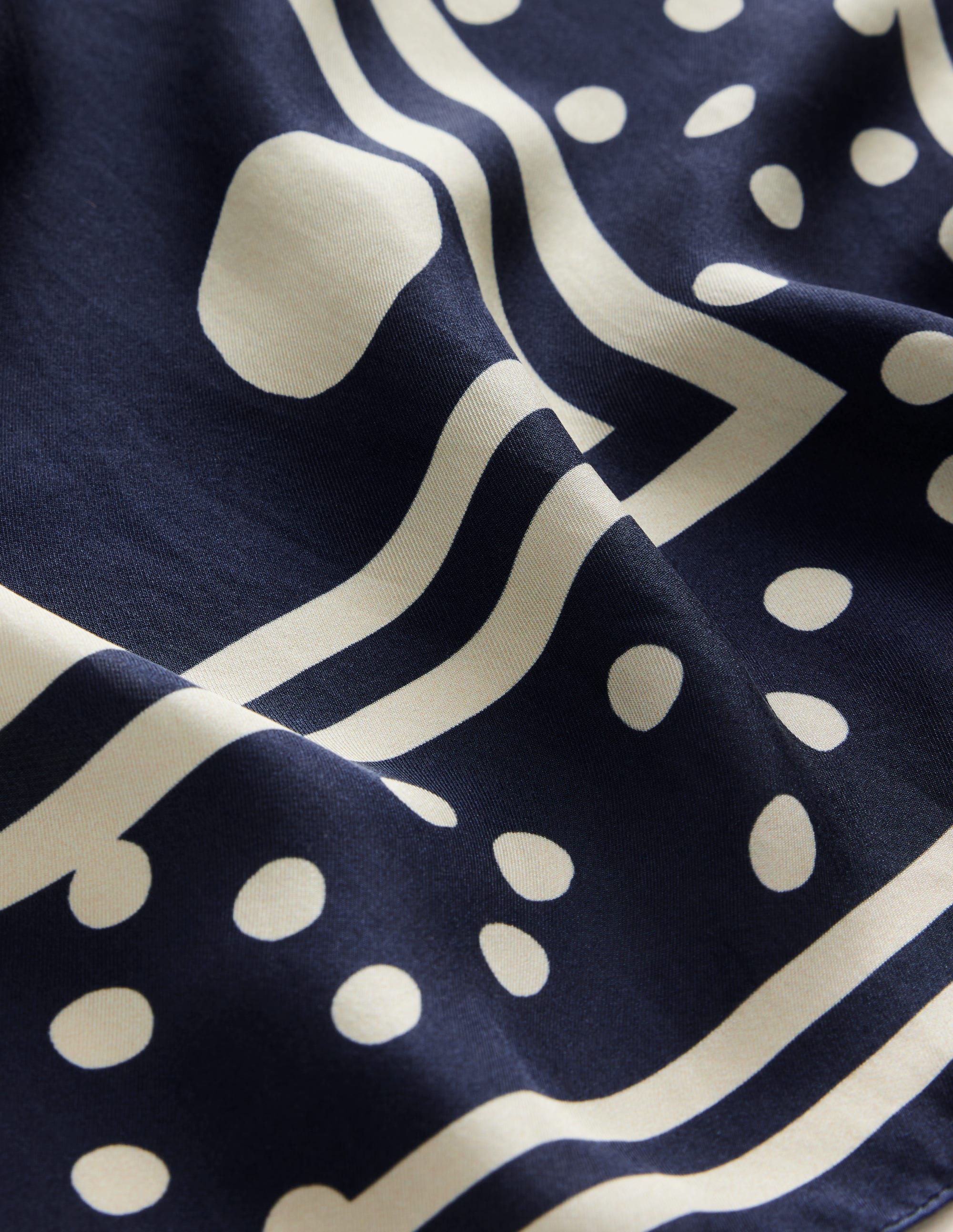 Foulard carré Elisabeth en soie-Pois Bleu Marine sur Pois - Image 3