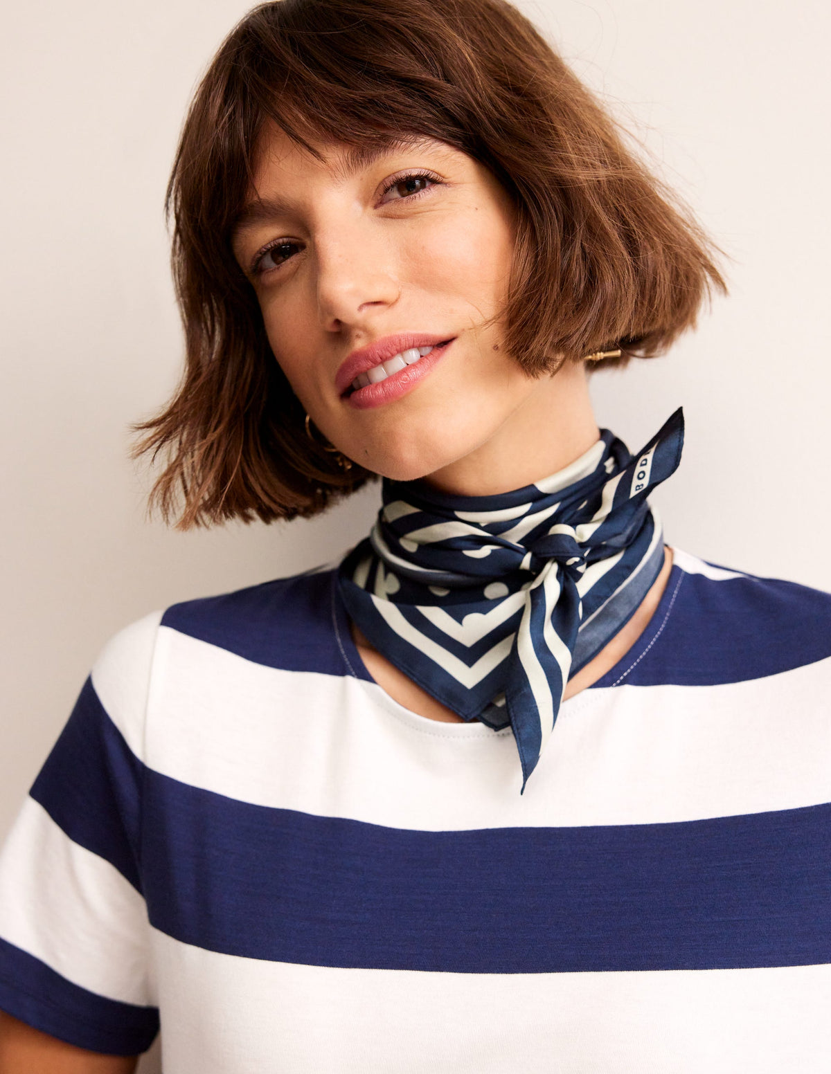 Foulard carré Elisabeth en soie-Pois Bleu Marine sur Pois - Image 1