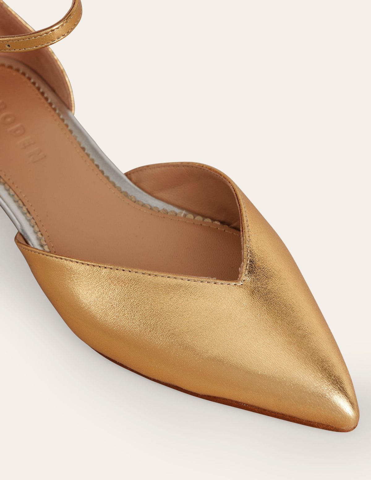 Flache Ballerina-Pumps mit Knöchelriemen-Gold Metallic-Leder - Image 4