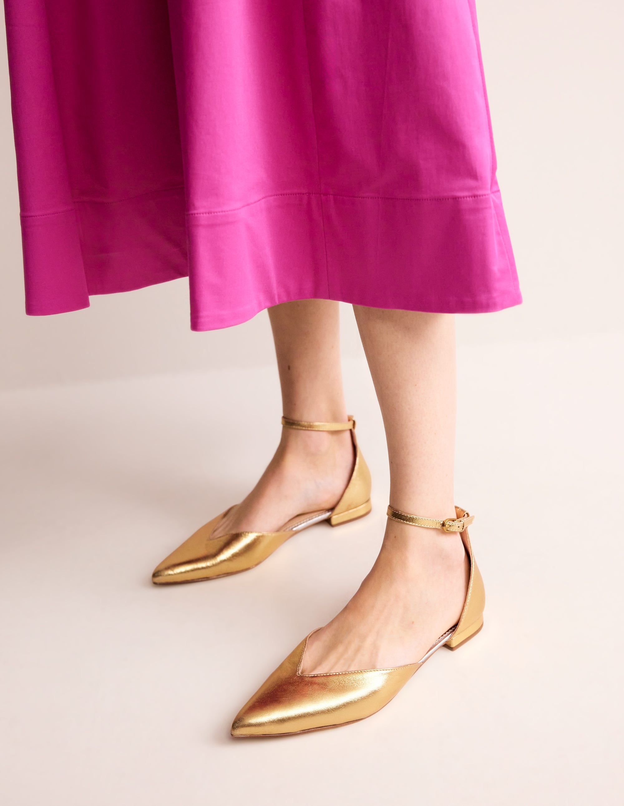 Flache Ballerina-Pumps mit Knöchelriemen-Gold Metallic-Leder - Image 1