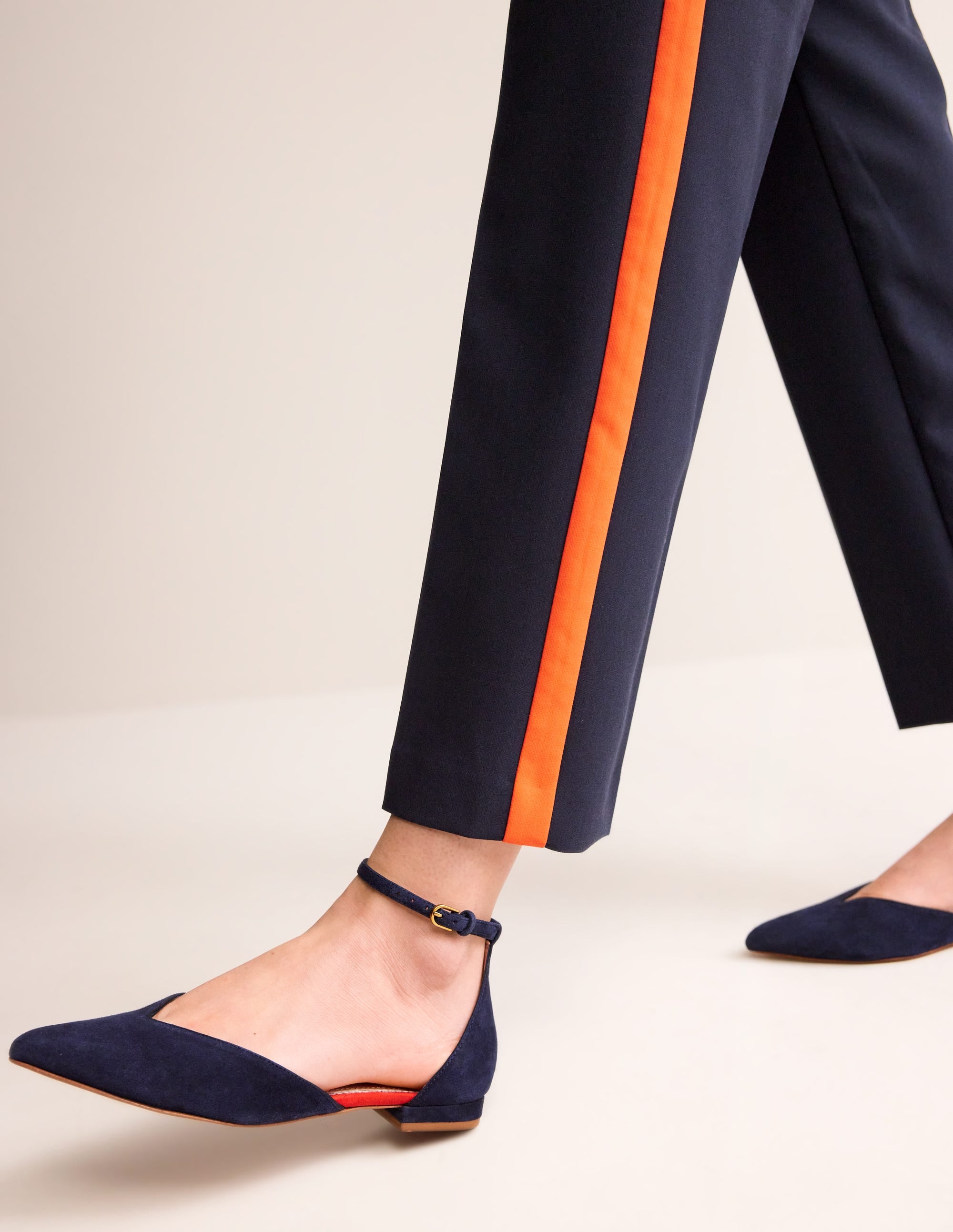 Flache Ballerina-Pumps mit Knöchelriemen-Marineblau Wildleder - Image 1