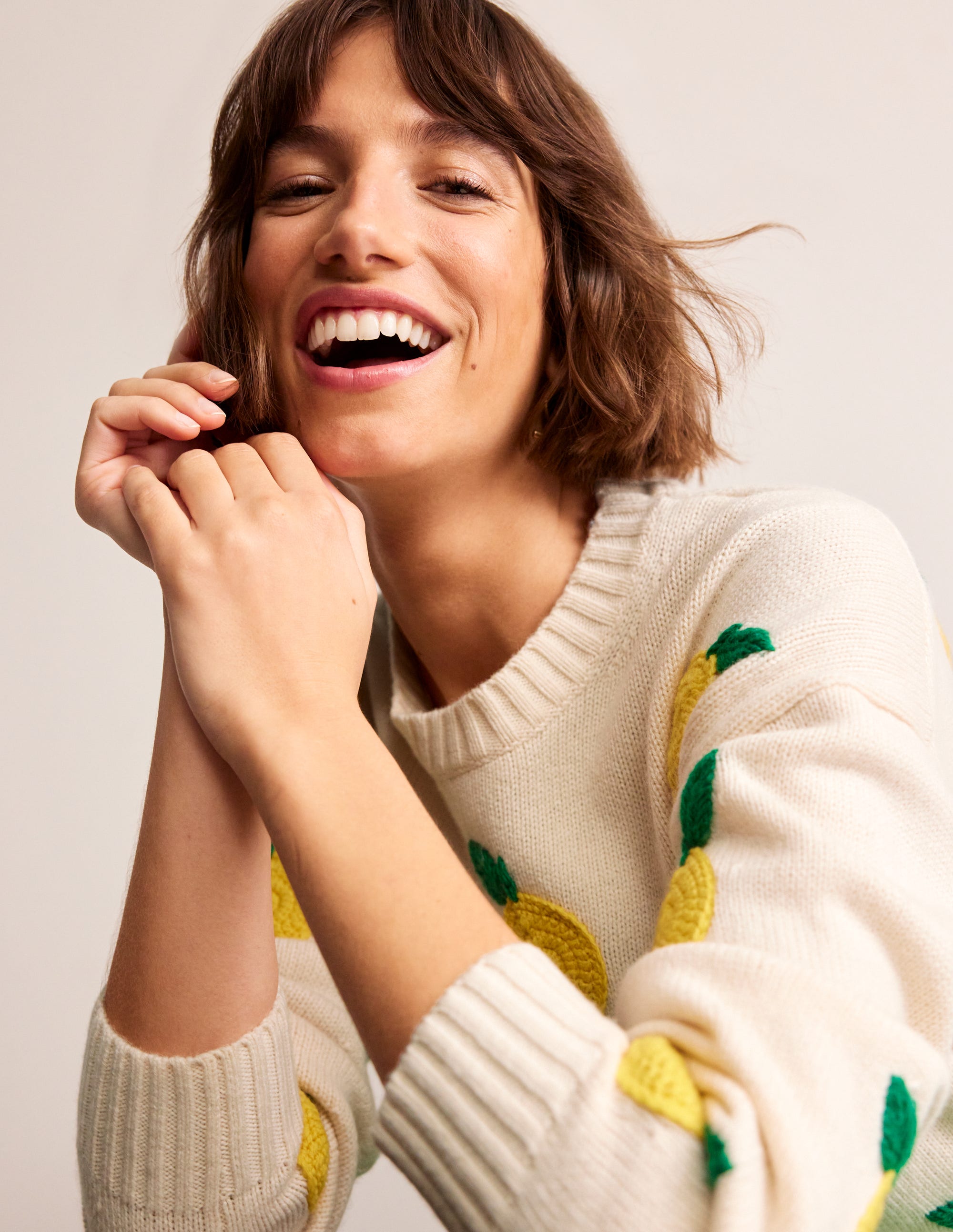Handbestickter Pullover-Warmes Naturweiß, Zitronen - Image 1