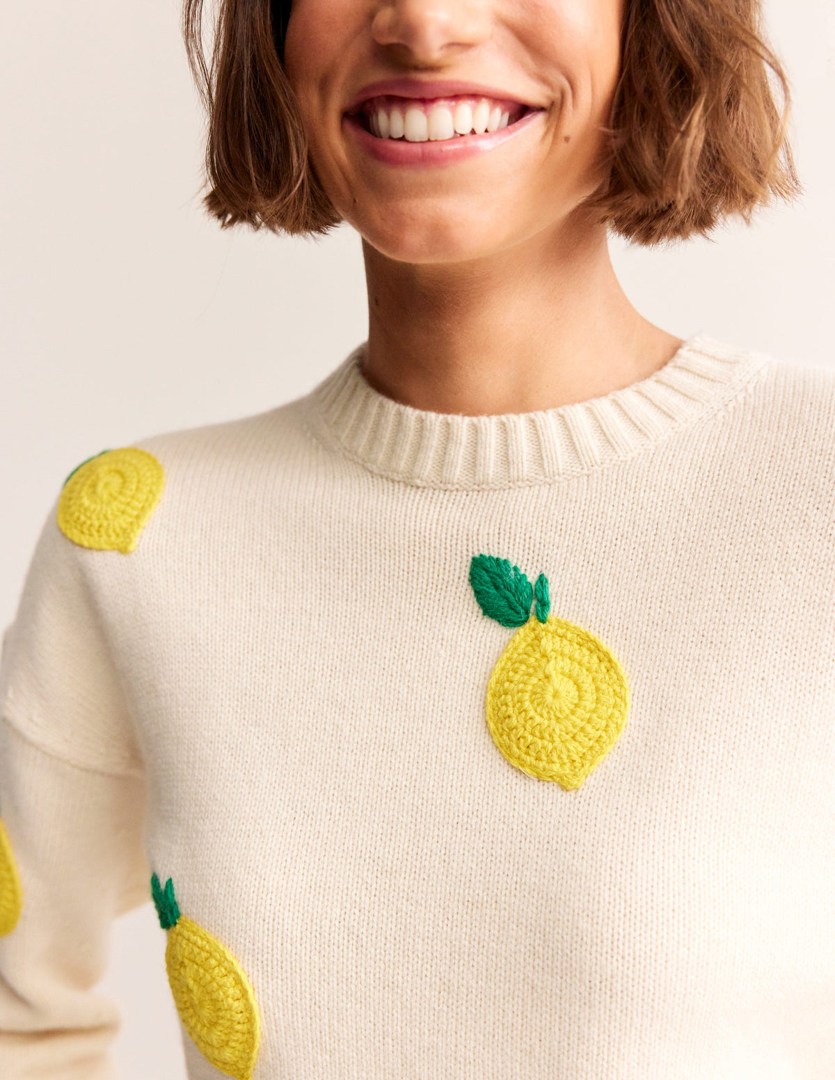 Handbestickter Pullover-Warmes Naturweiß, Zitronen - Image 3