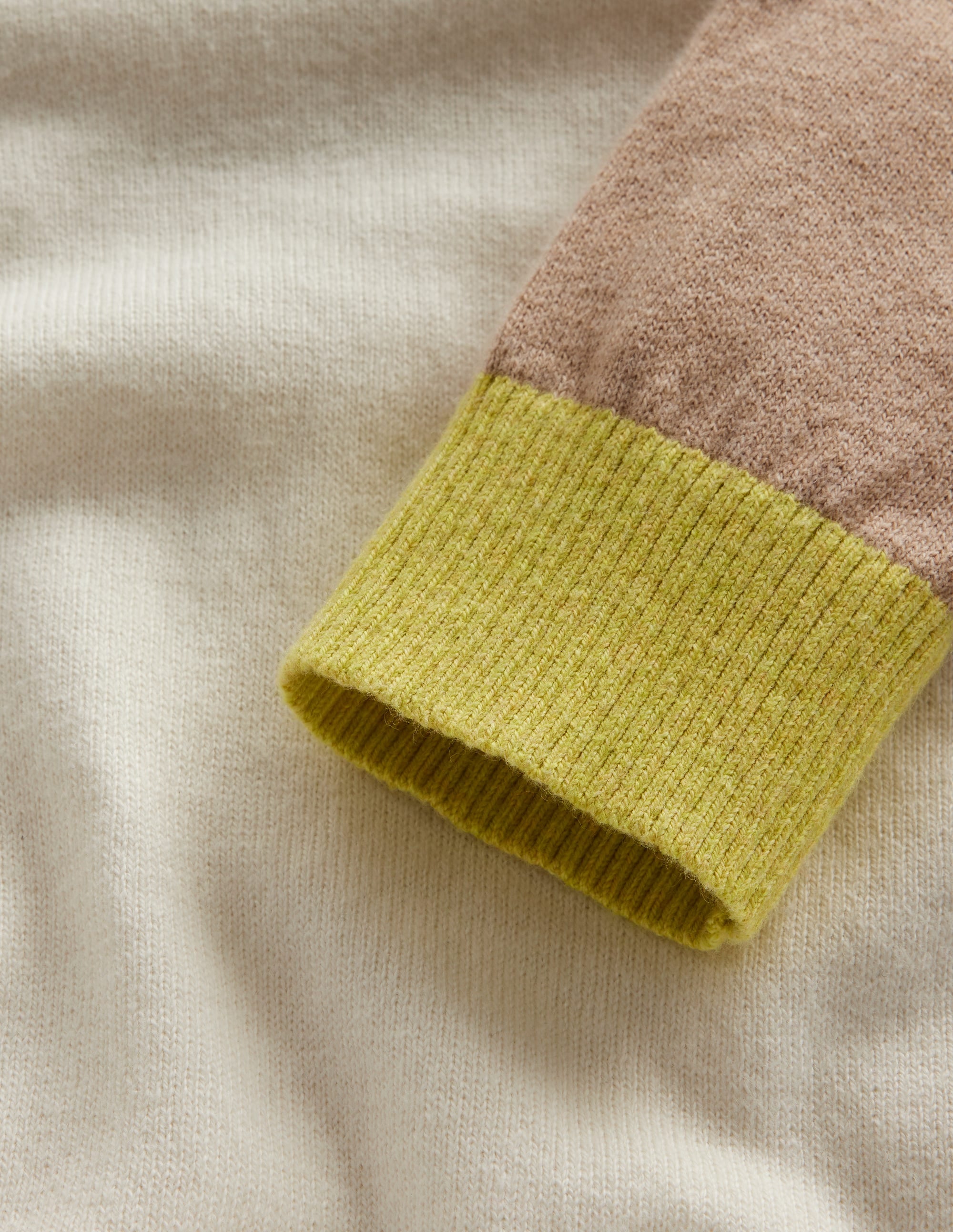 Meg Pullover mit Raglanärmeln-Naturweiß, Chinchilla Blockfarben - Image 6