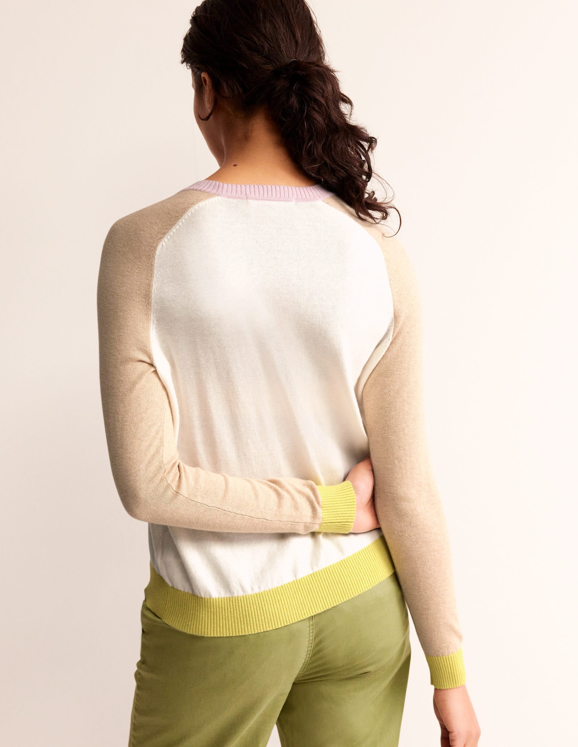 Meg Pullover mit Raglanärmeln-Naturweiß, Chinchilla Blockfarben - Image 4