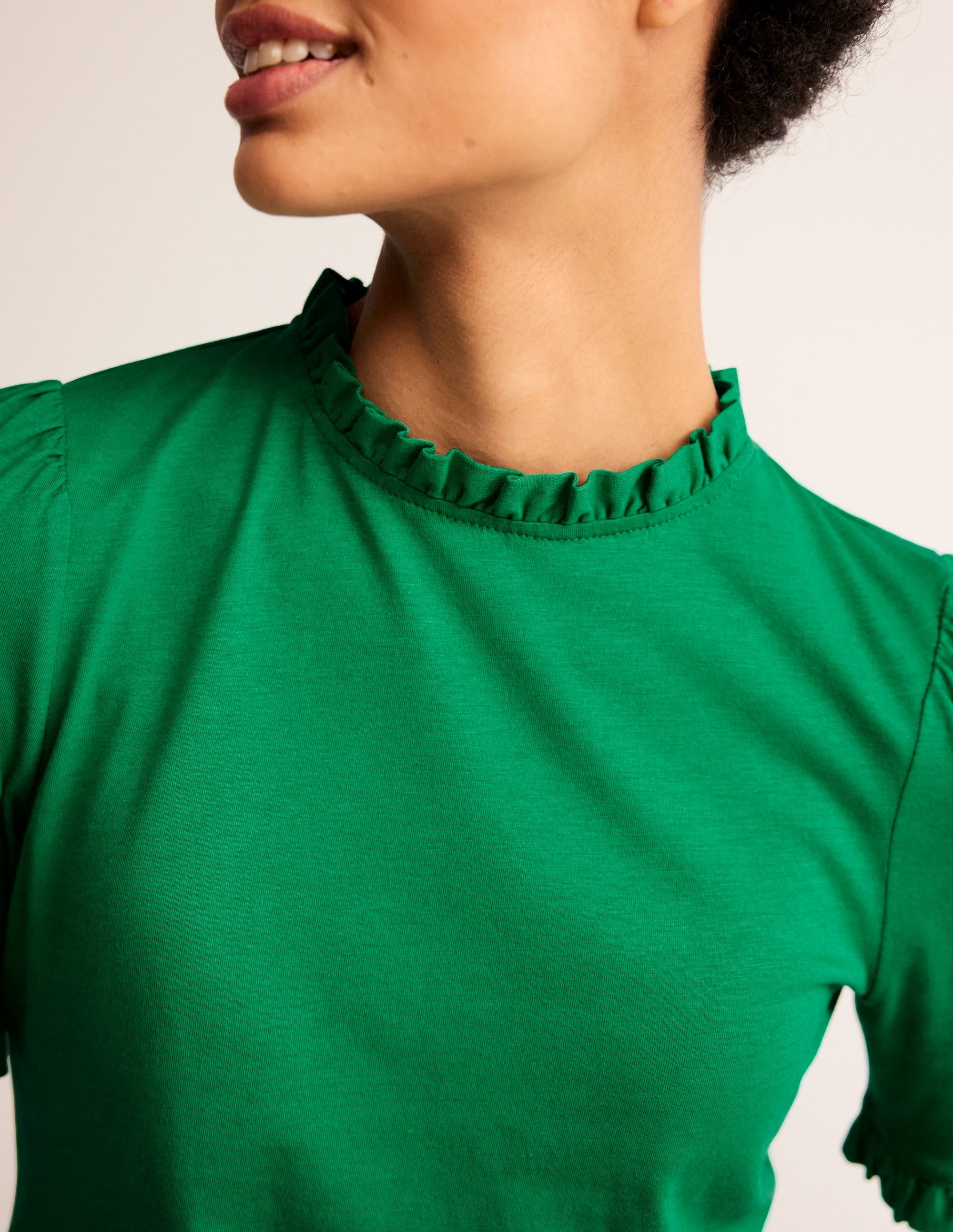 Superweiches T-Shirt mit Rüschendetail-Pfeffergrün - Image 2