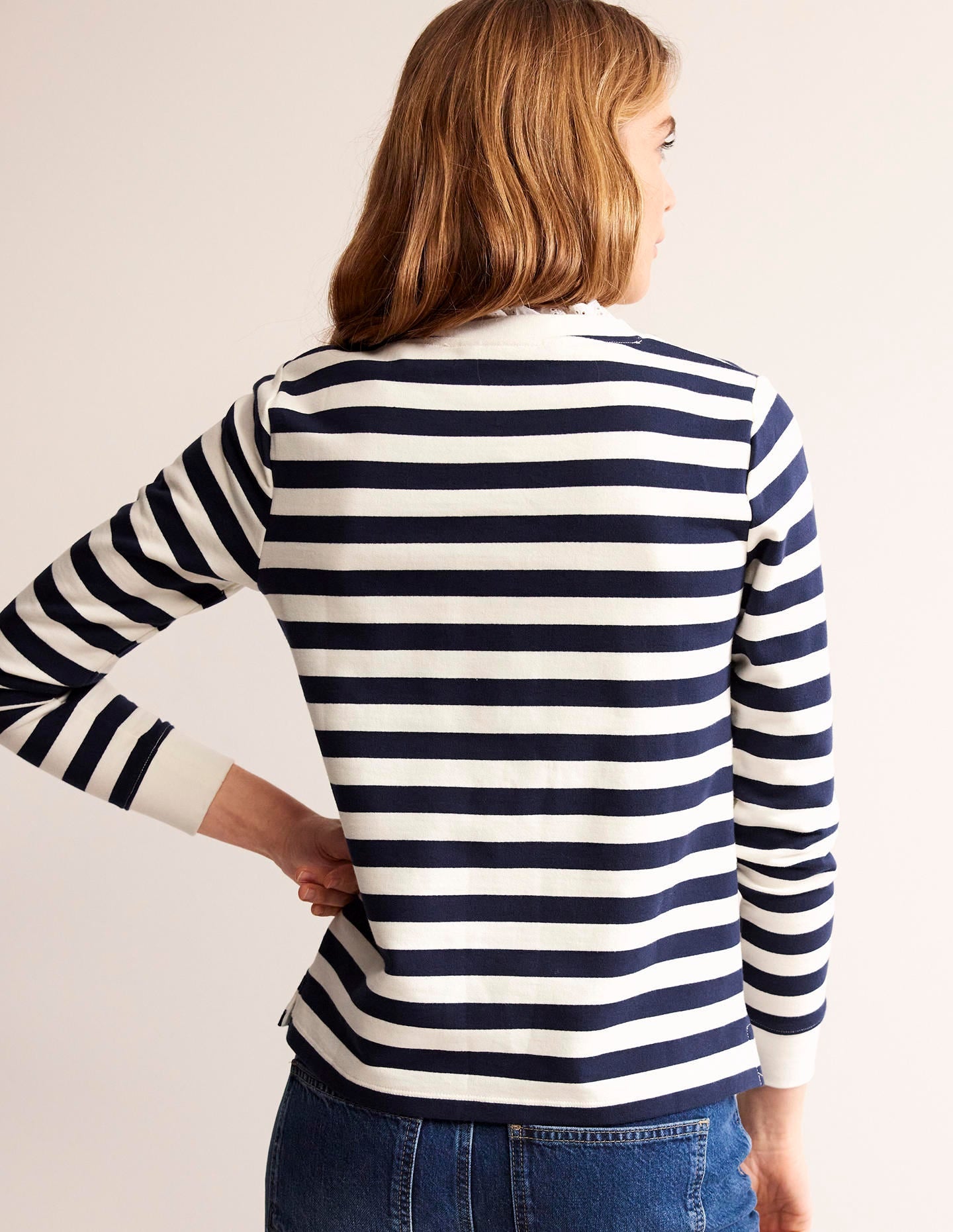 Sweatshirt mit Lochstickerei-Besatz-Naturweiß, Marineblau Gestreift - Image 3