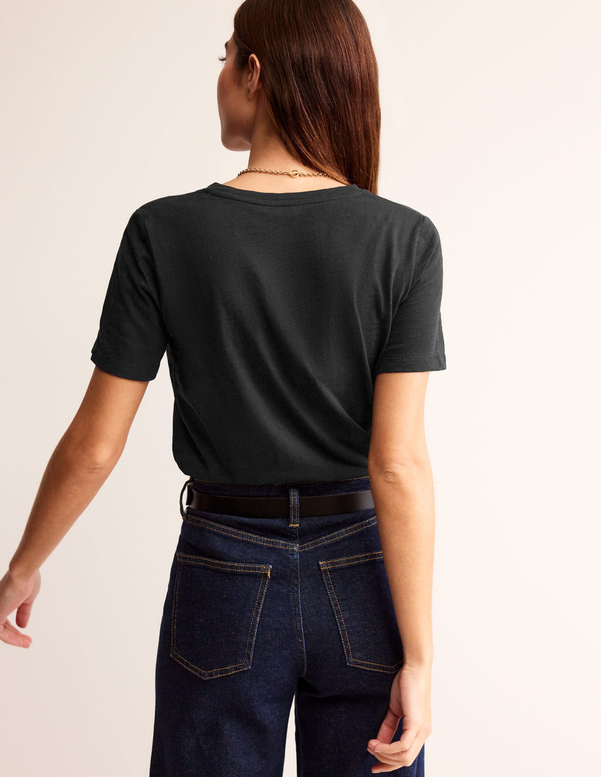 Flammgarn-T-Shirt mit V-Ausschnitt und regulärer Passform-Schwarz-3