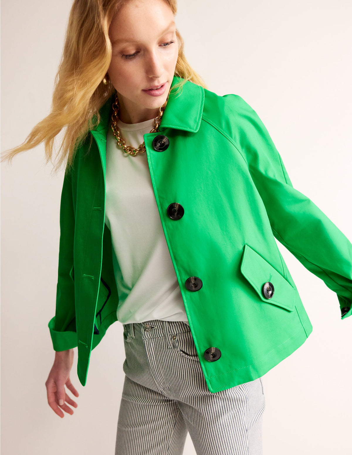 Kurzer Trenchcoat-Strahlendes Grün mit knalligem Marineblau-4