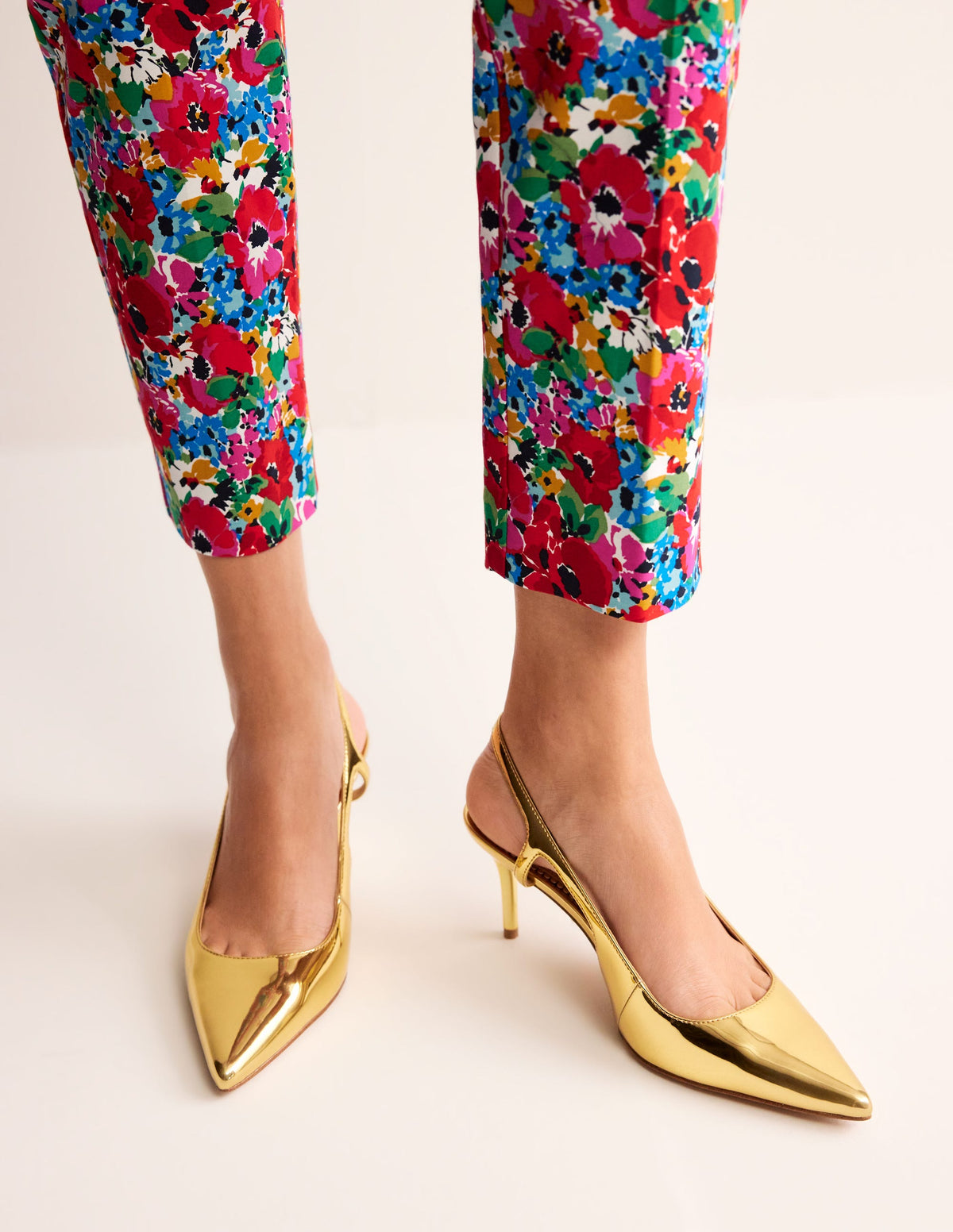 Riemchenpumps mit Cut-out-Gold Spiegelglanz - Image 2