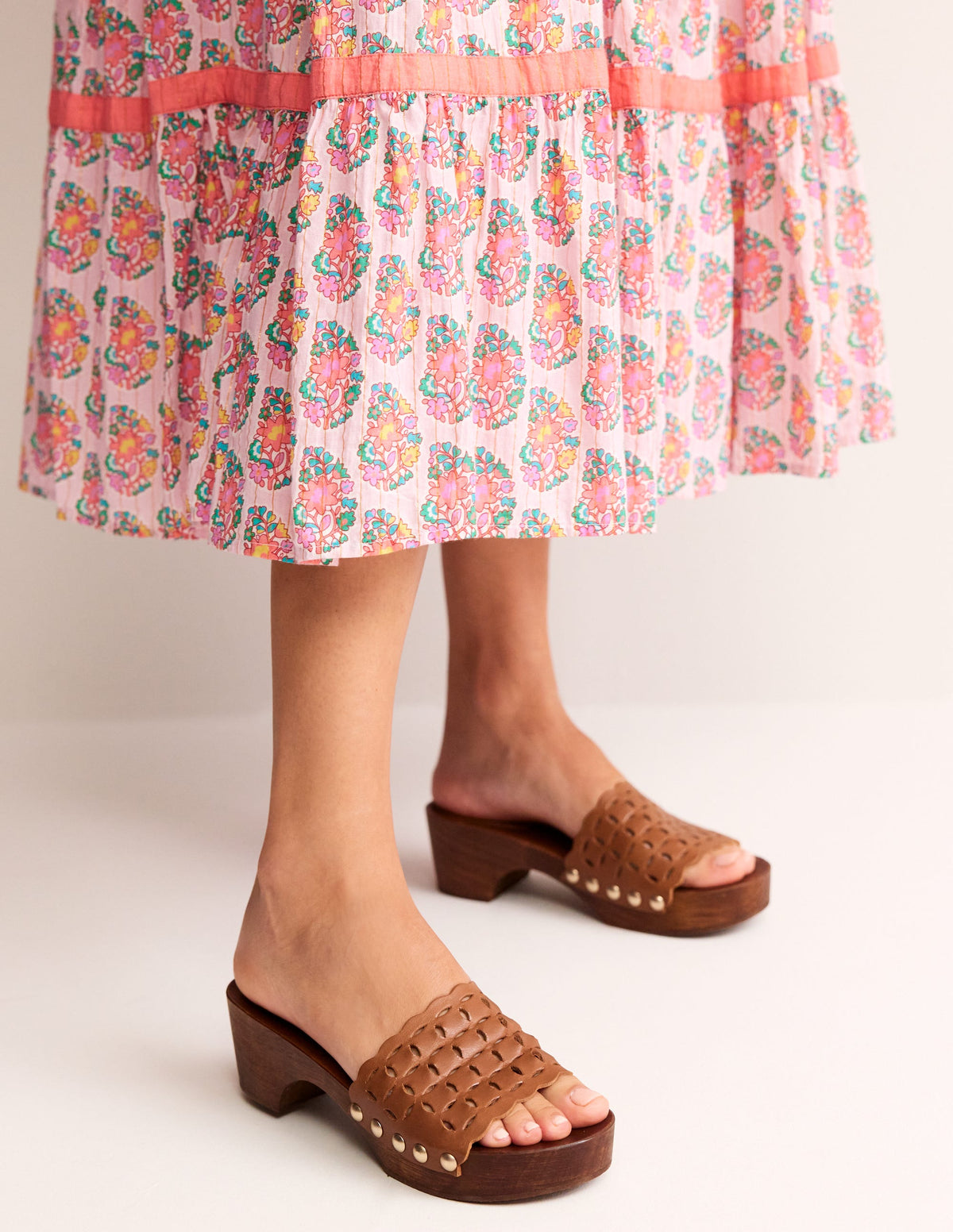 Clogs mit Cut-out-Details-Hellbraun-2