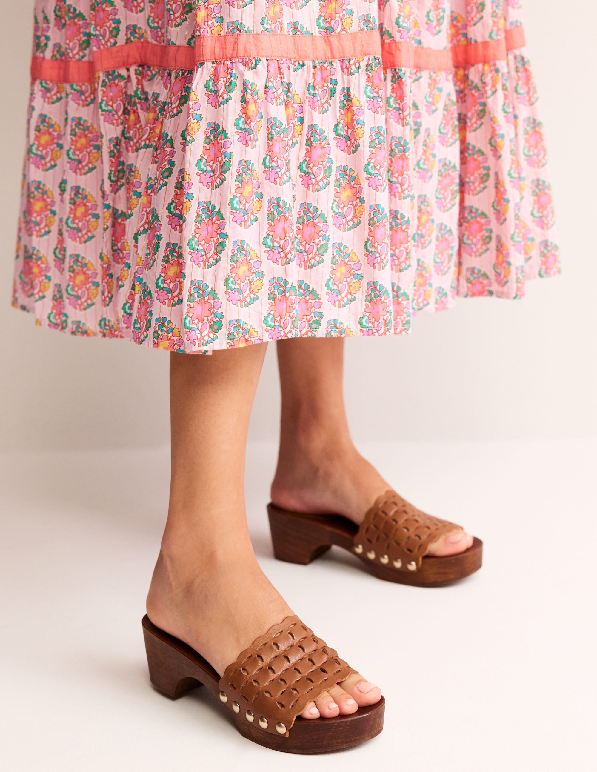 Clogs mit Cut-out-Details-Hellbraun - Image 2